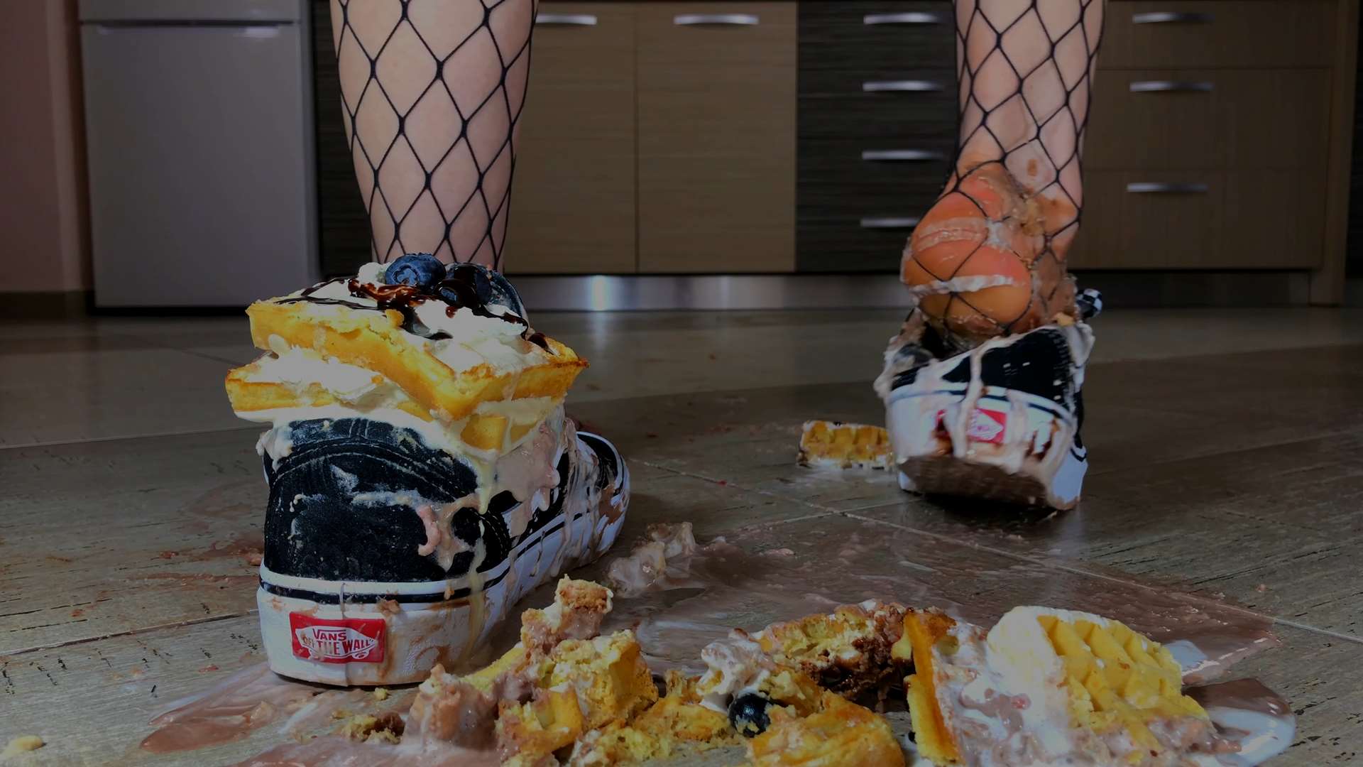 《[视频]帆布鞋内-鱼网丝袜踩水果蛋糕》作品图