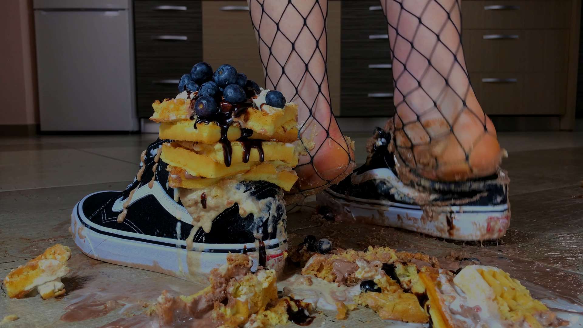 《[视频]帆布鞋内-鱼网丝袜踩水果蛋糕》作品图