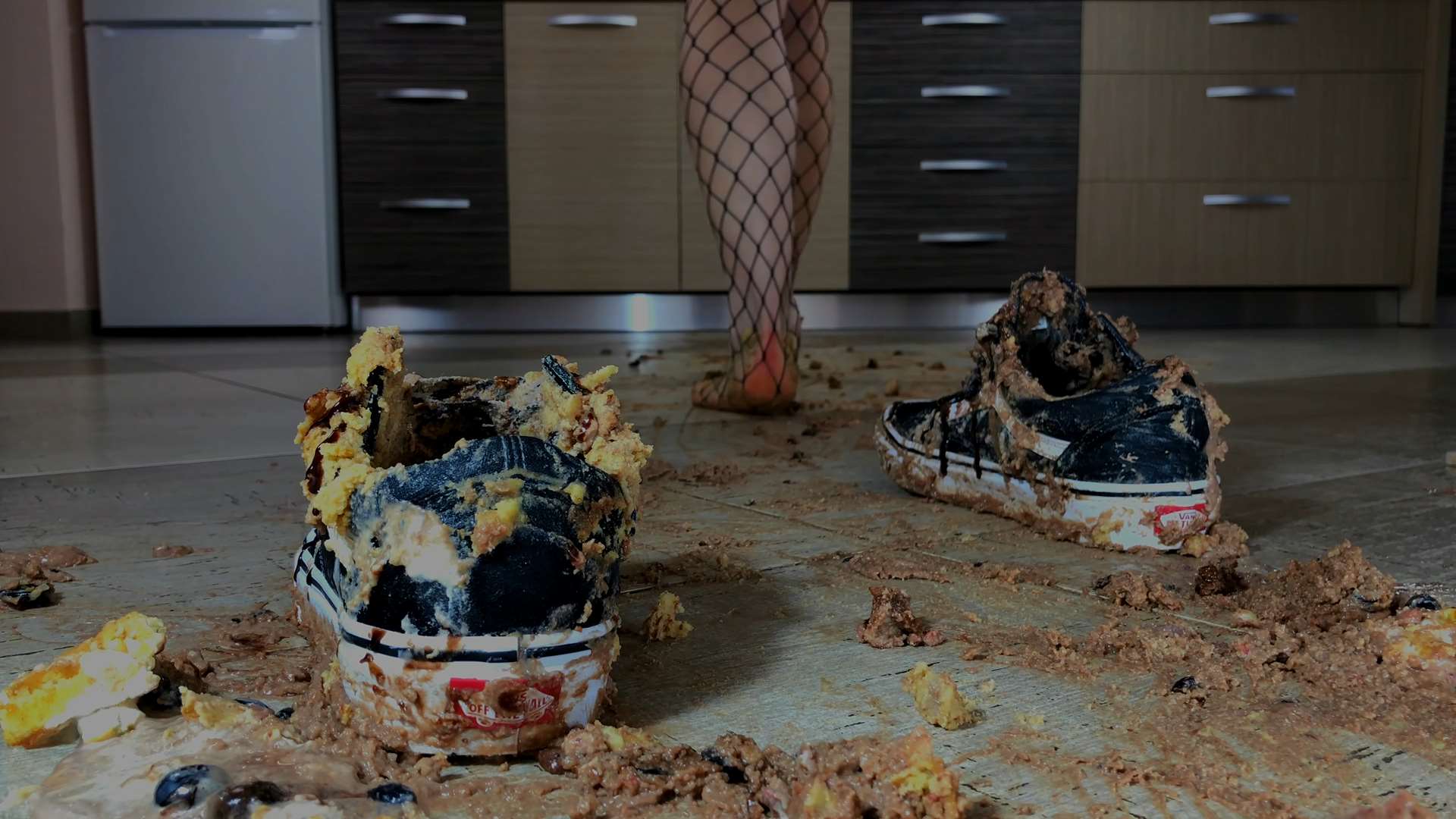 《[视频]帆布鞋内-鱼网丝袜踩水果蛋糕》作品图