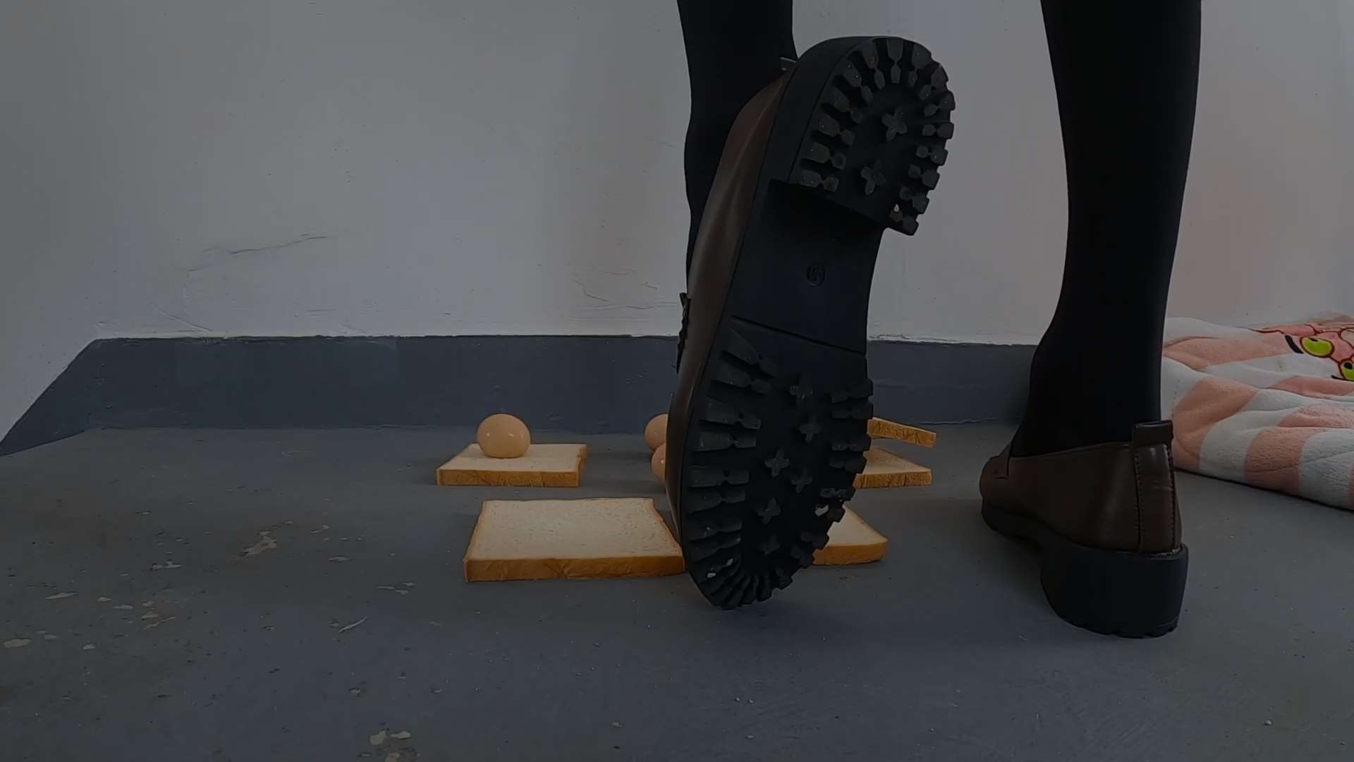 《[视频]厚黑丝-小皮鞋踩吐司面包＋鸡蛋＋踩被子》作品图