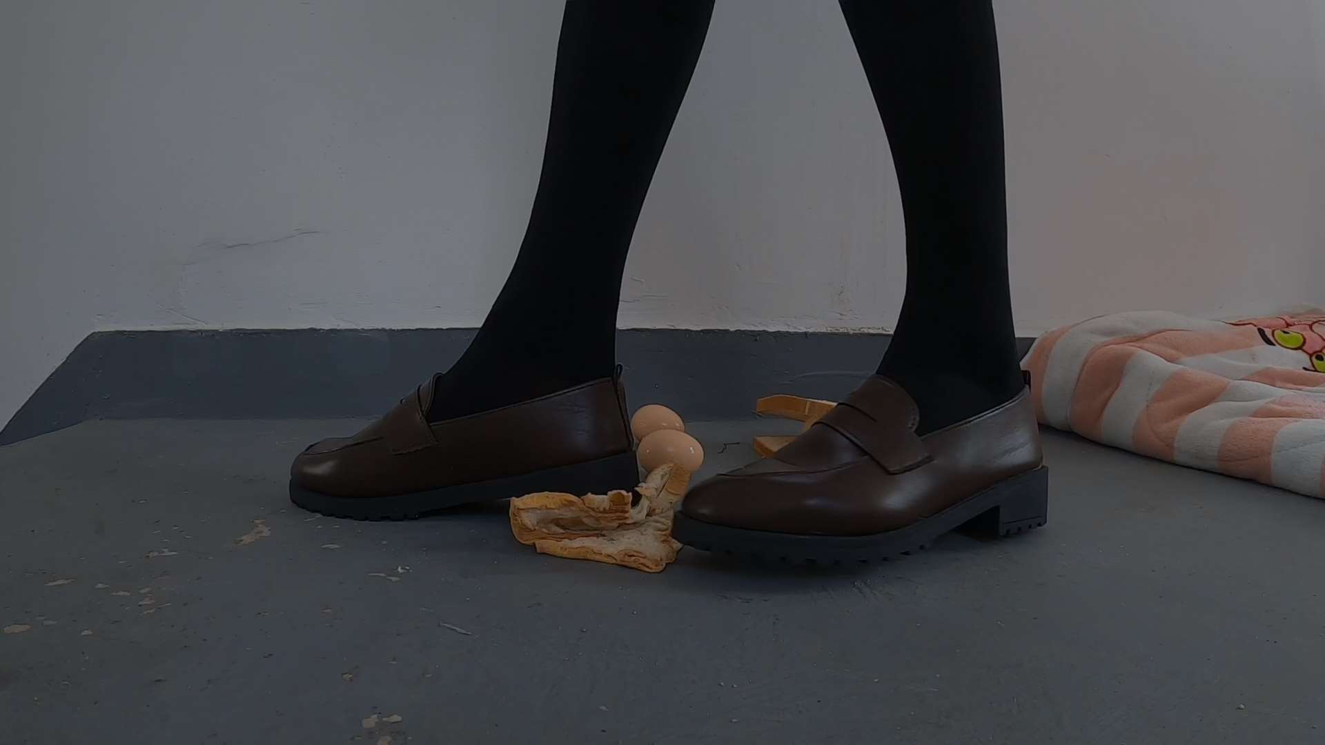 《[视频]厚黑丝-小皮鞋踩吐司面包＋鸡蛋＋踩被子》作品图