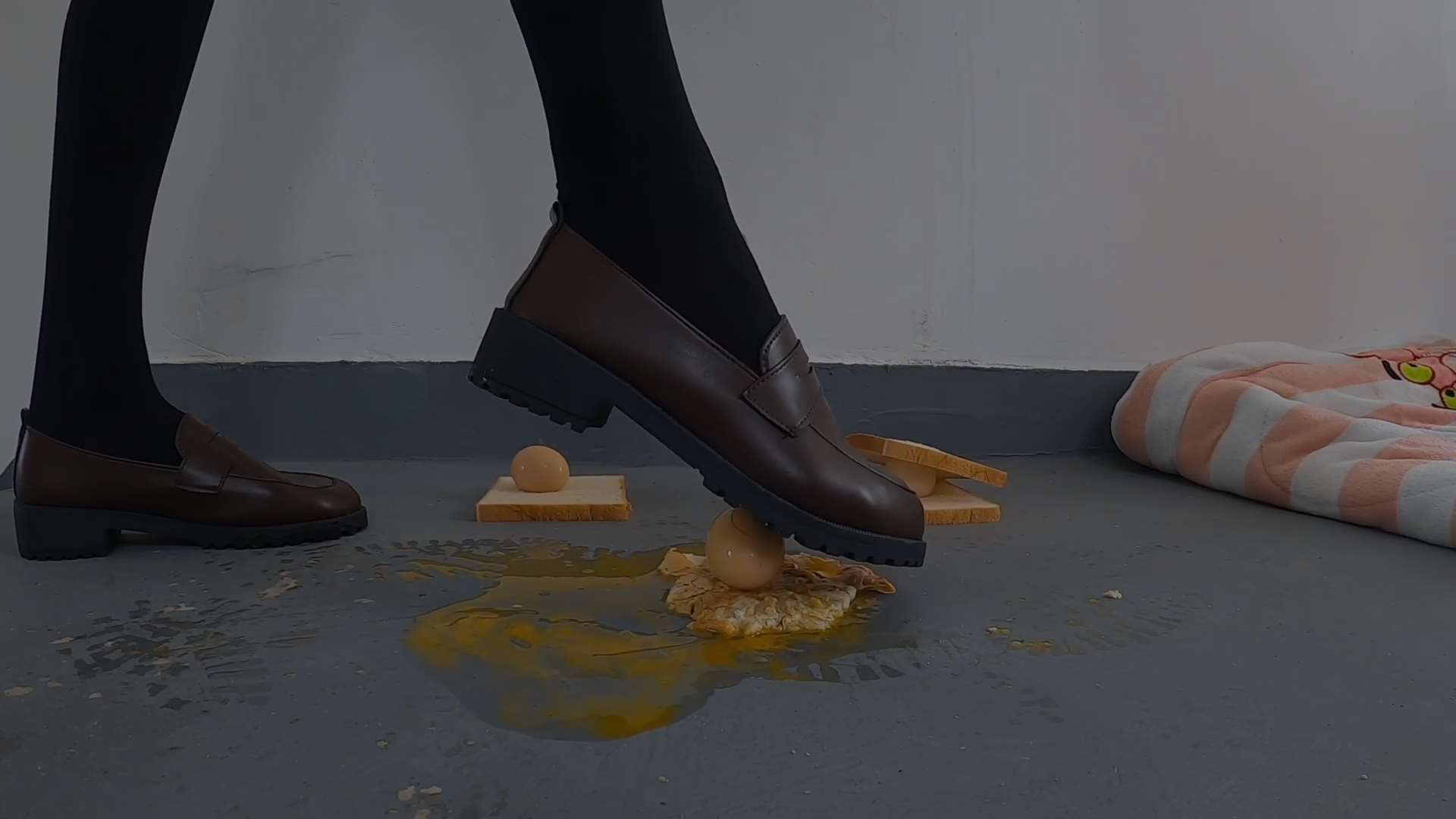 《[视频]厚黑丝-小皮鞋踩吐司面包＋鸡蛋＋踩被子》作品图