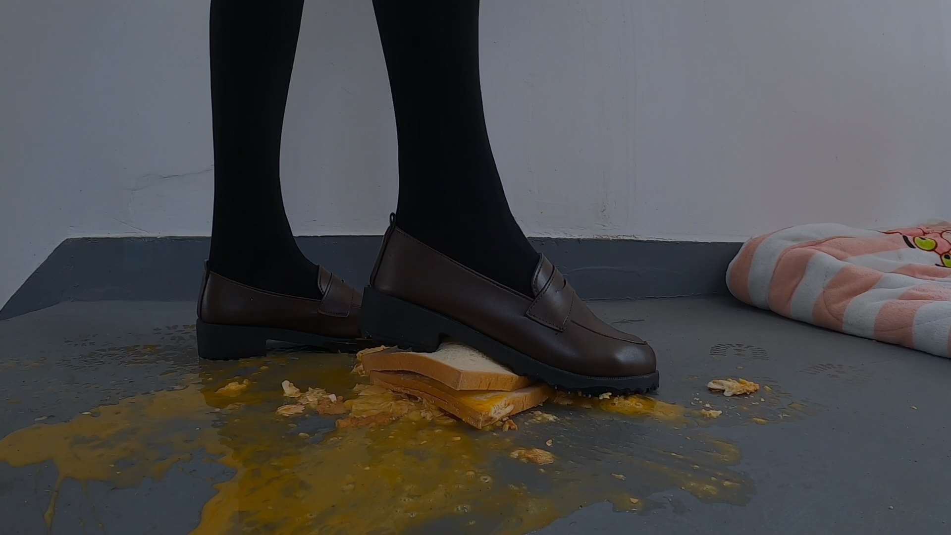 《[视频]厚黑丝-小皮鞋踩吐司面包＋鸡蛋＋踩被子》作品图