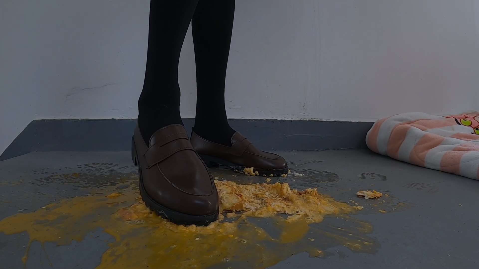 《[视频]厚黑丝-小皮鞋踩吐司面包＋鸡蛋＋踩被子》作品图