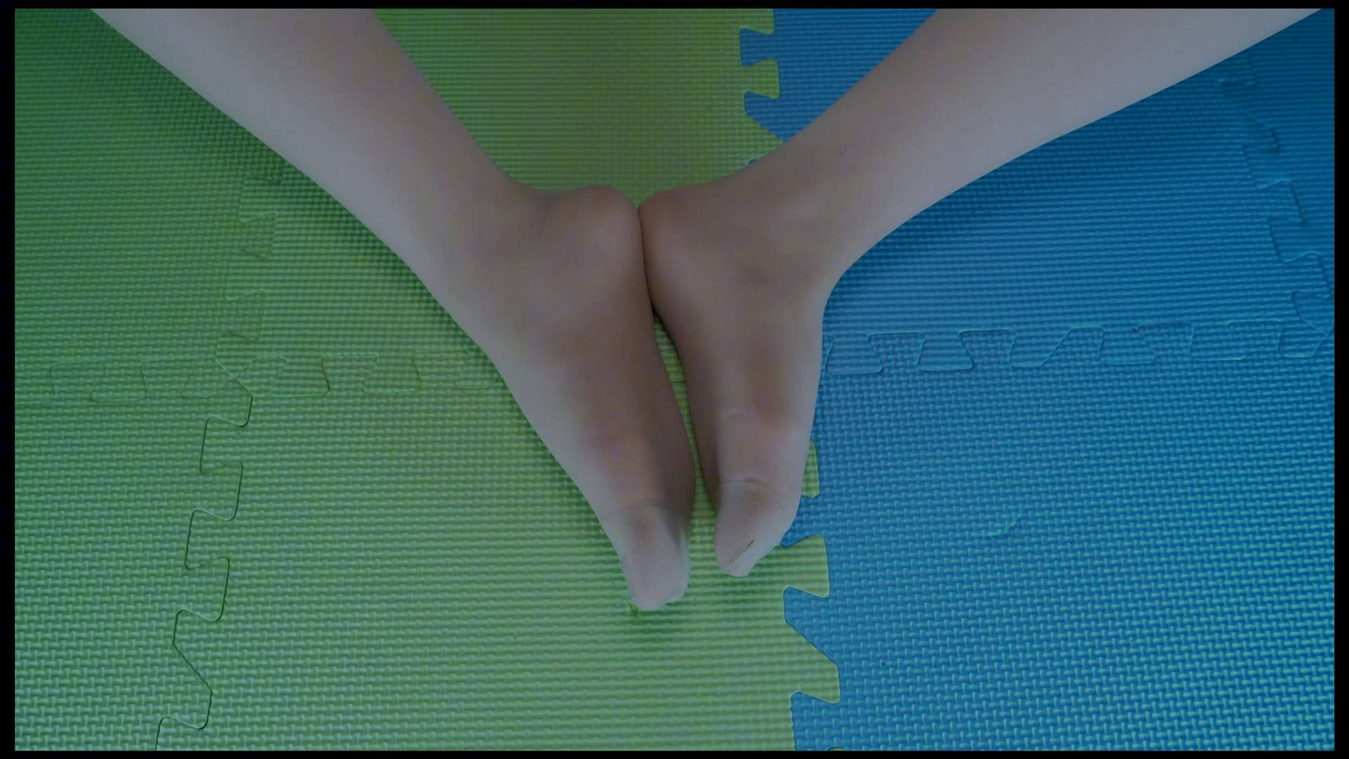 《[视频]小夏第一次来就穿脚尖加固肉丝袜》作品图