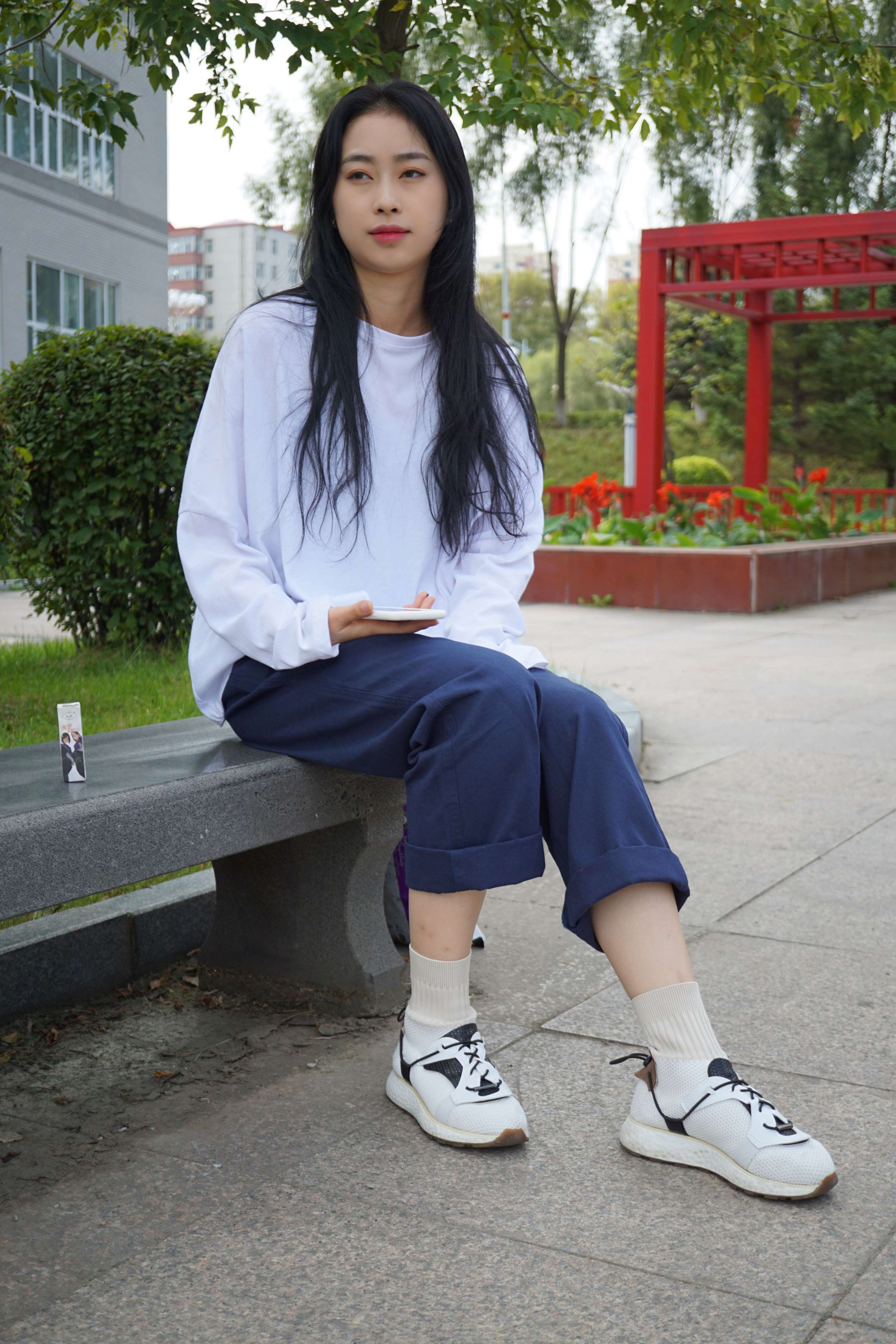 《陈思思 石凳脱袜展嫩足》作品图