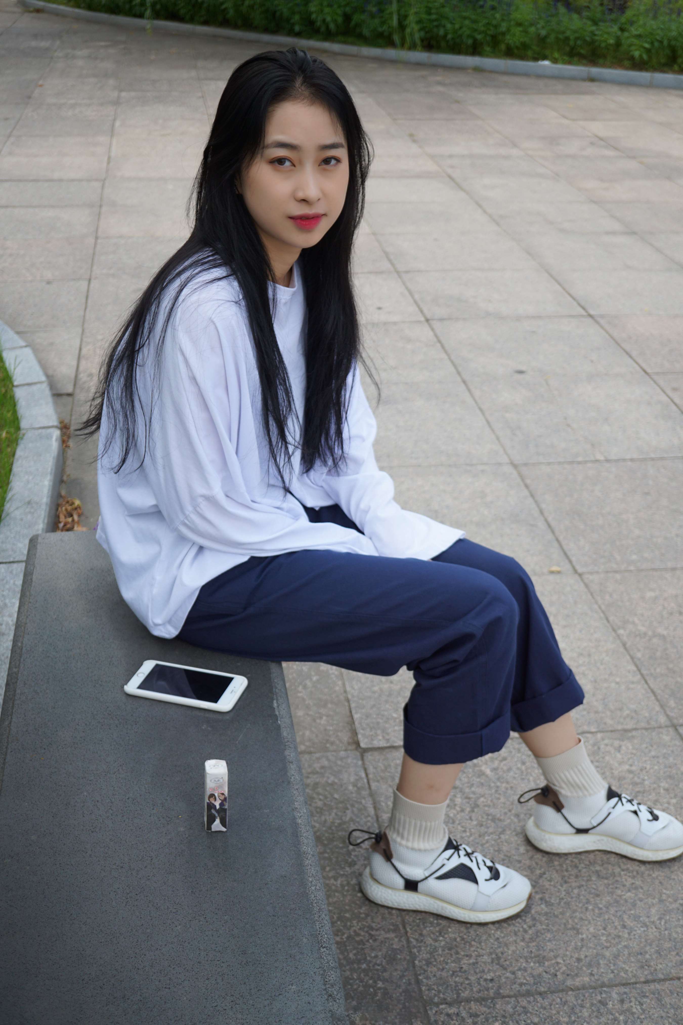 《陈思思 石凳脱袜展嫩足》作品图