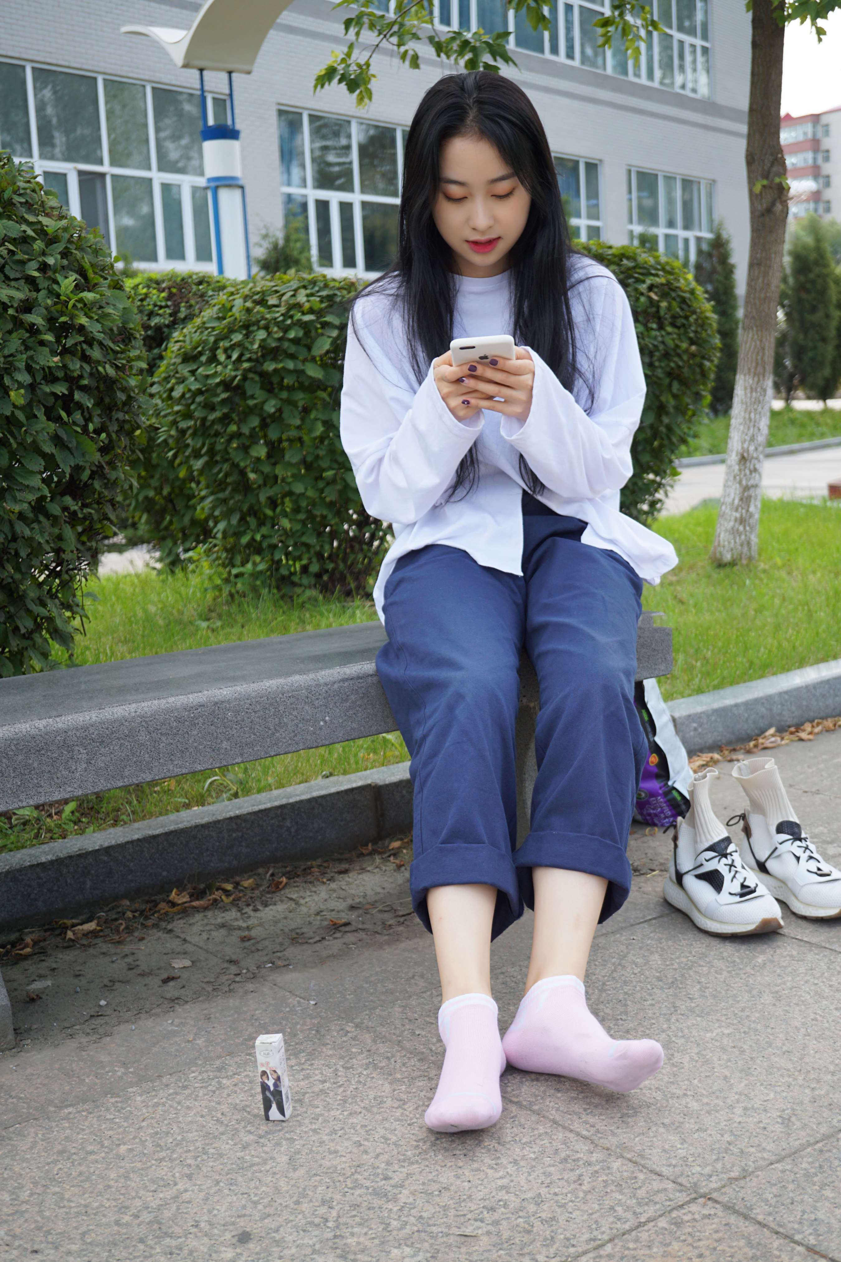 《陈思思 石凳脱袜展嫩足》作品图