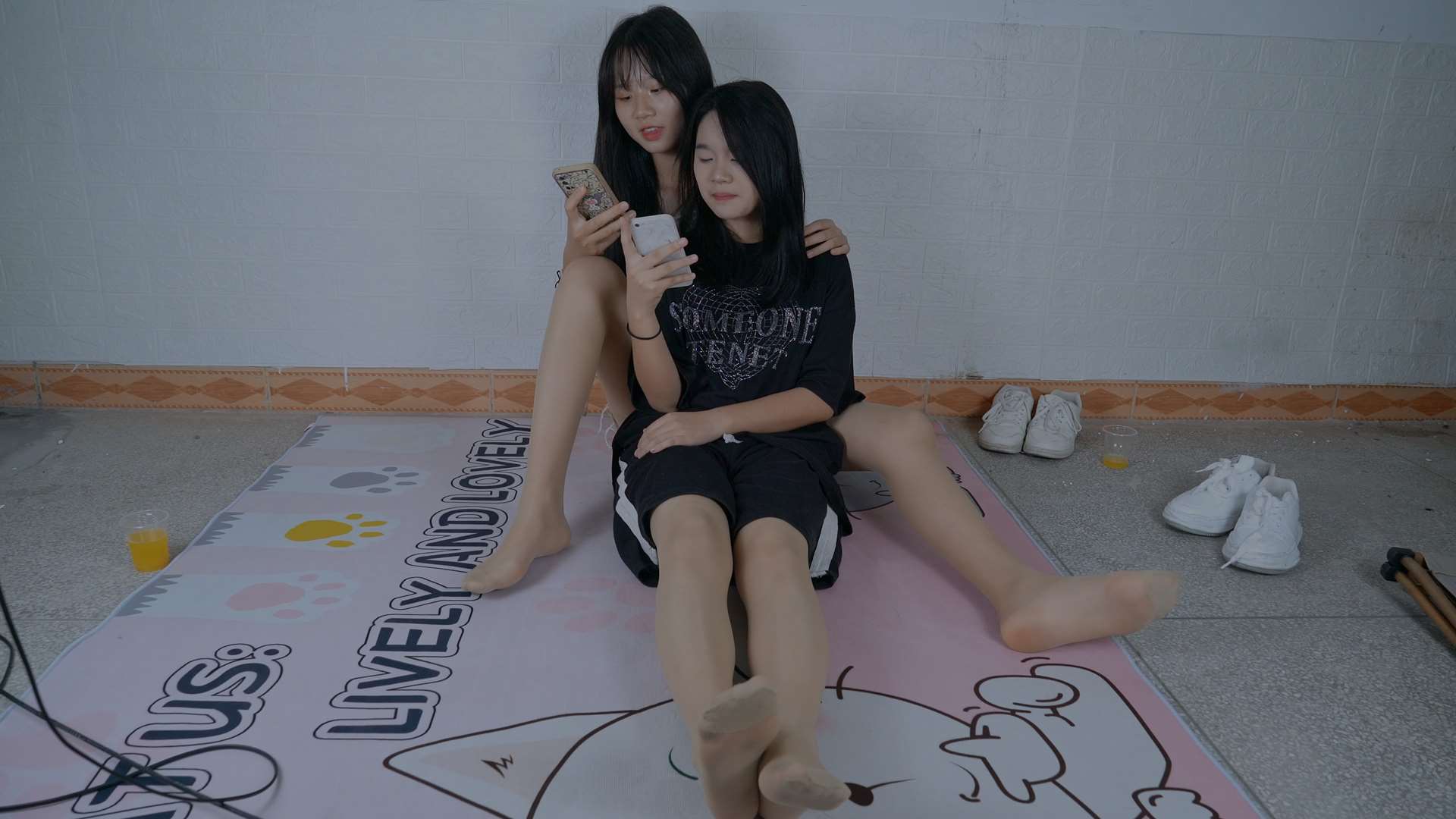 《[视频]丝丝和小夏睡前故事，丝丝女王唱歌给小夏听》作品图