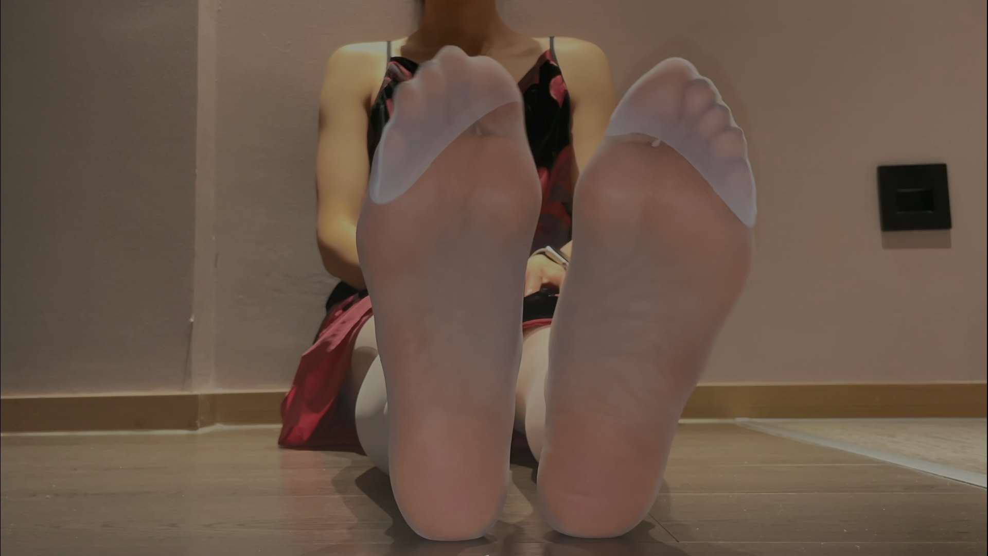 《[视频]定制某站女主播 丝袜展示裸足》作品图