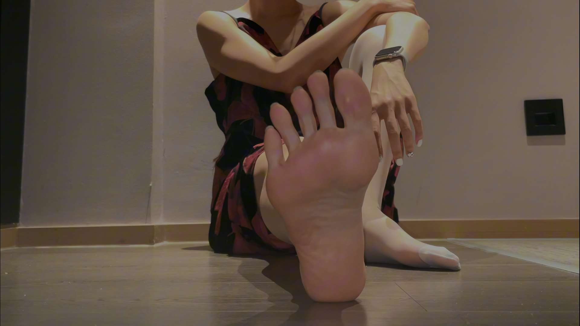 《[视频]定制某站女主播 丝袜展示裸足》作品图