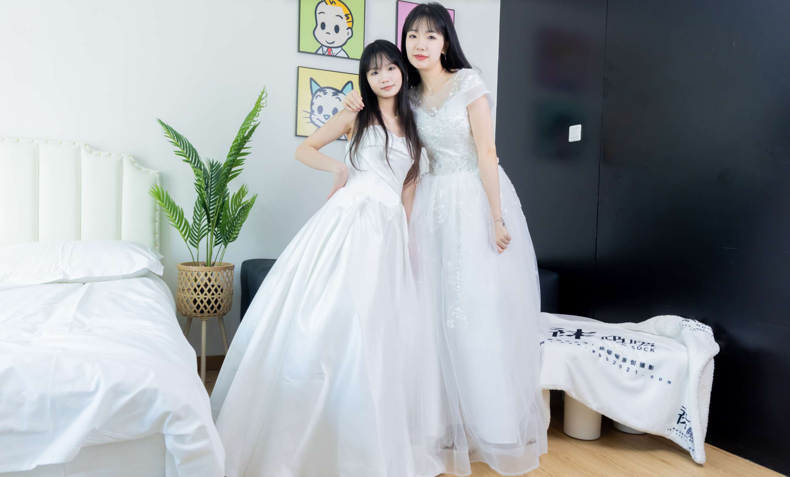 《小甜豆&甜甜圈-两双高跟鞋、薄肉丝、薄白丝、婚纱主题、互相帮对方腿脚涂抹》作品图