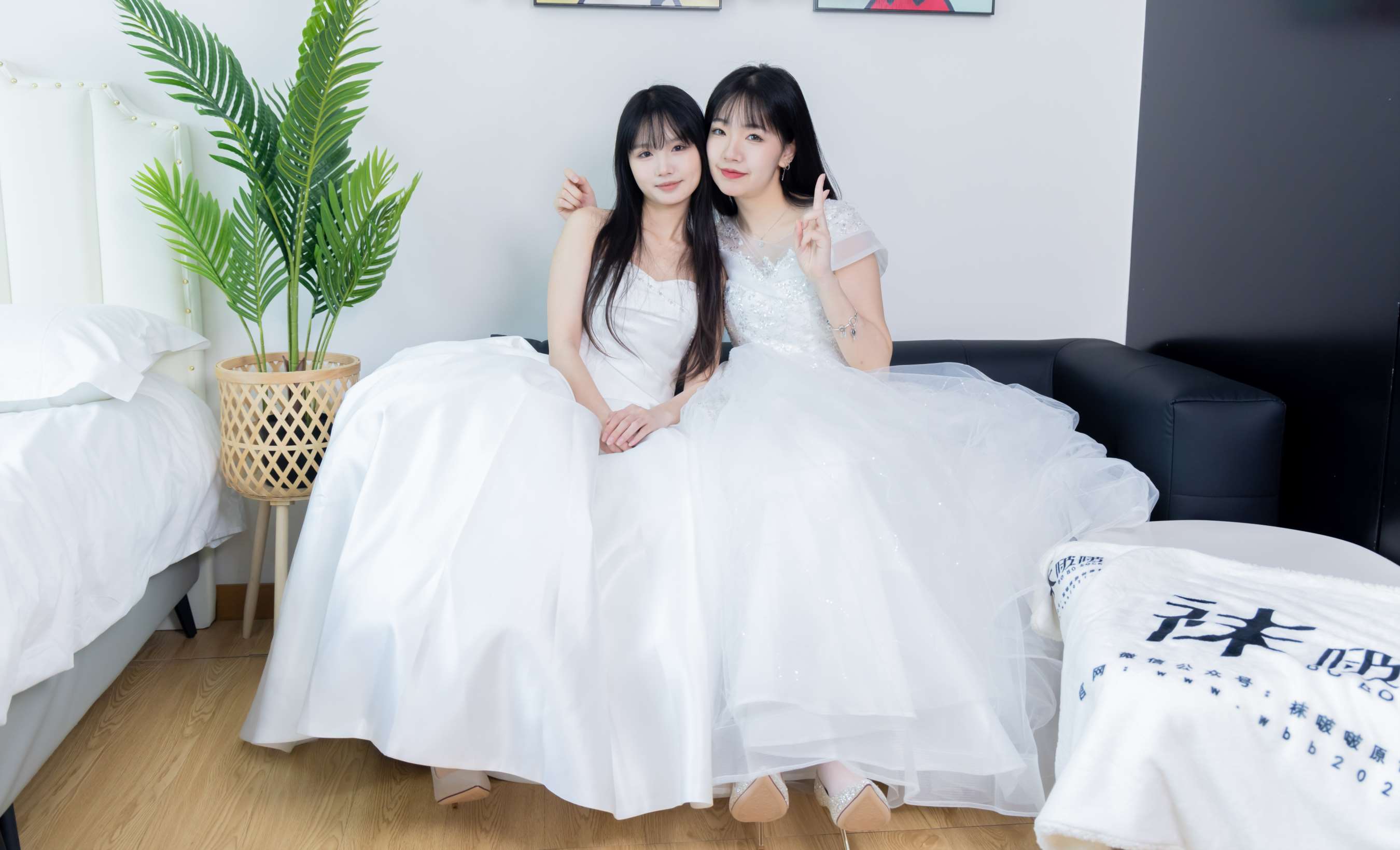 《小甜豆&甜甜圈-两双高跟鞋、薄肉丝、薄白丝、婚纱主题、互相帮对方腿脚涂抹》作品图