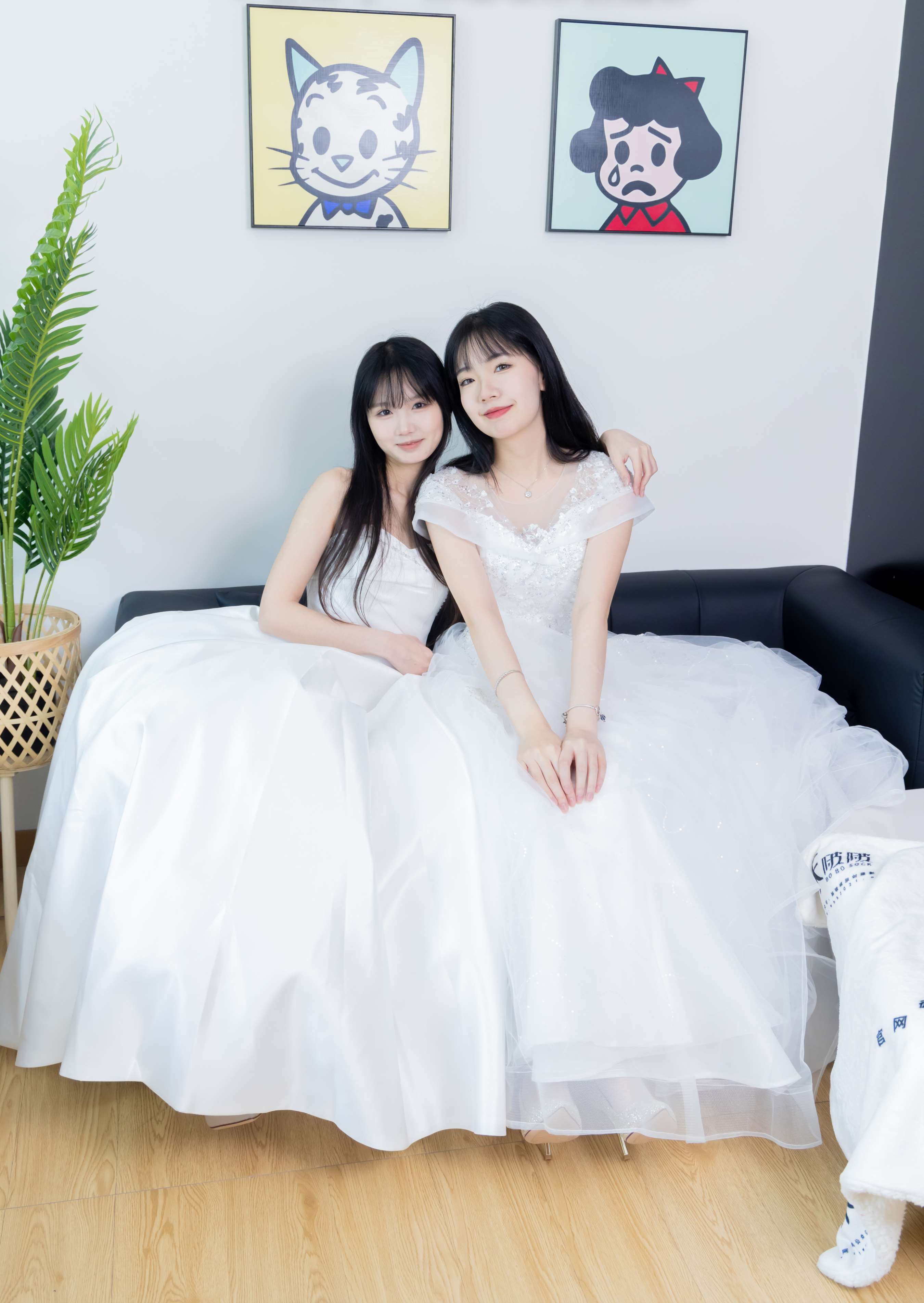 《小甜豆&甜甜圈-两双高跟鞋、薄肉丝、薄白丝、婚纱主题、互相帮对方腿脚涂抹》作品图