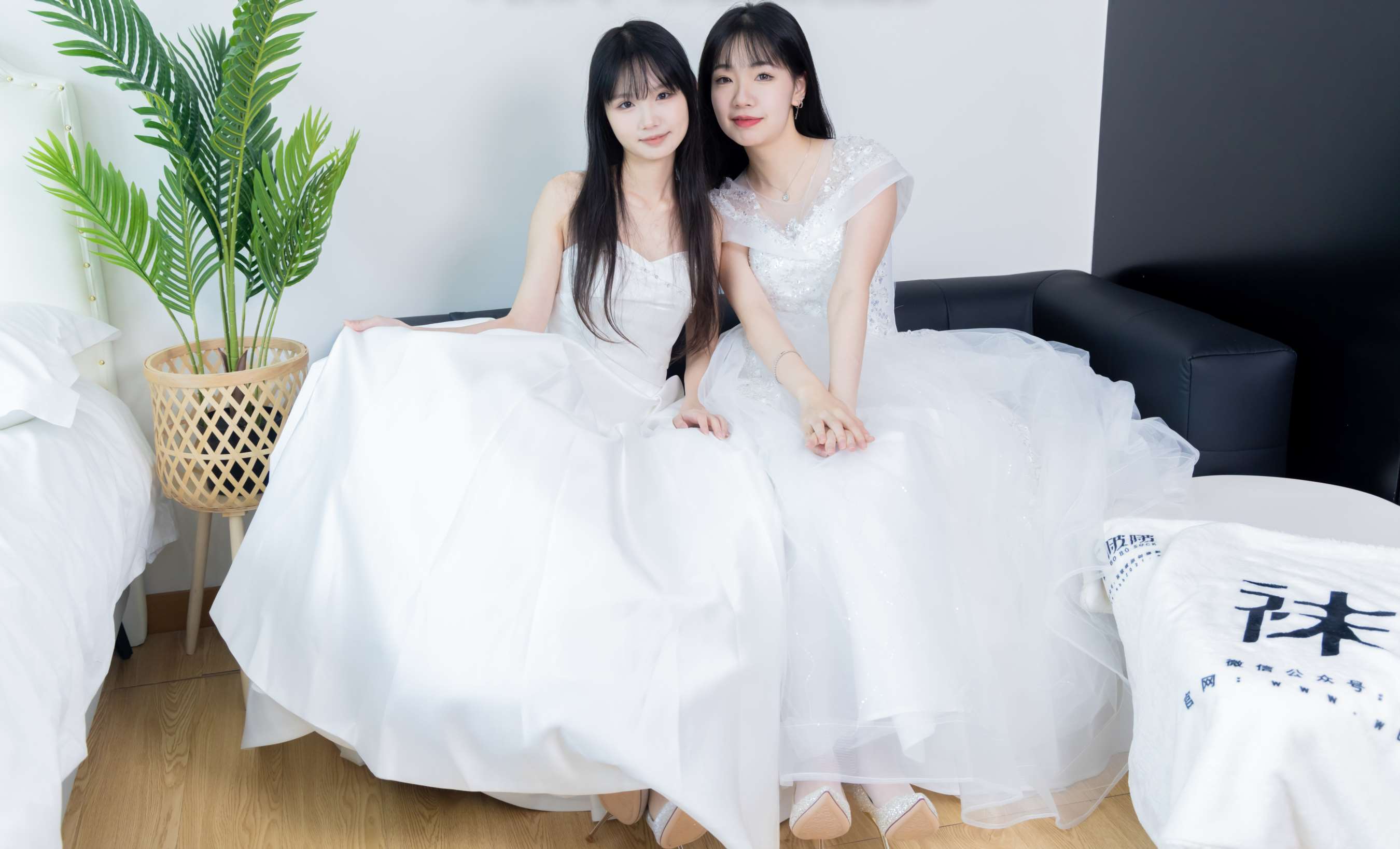 《小甜豆&甜甜圈-两双高跟鞋、薄肉丝、薄白丝、婚纱主题、互相帮对方腿脚涂抹》作品图