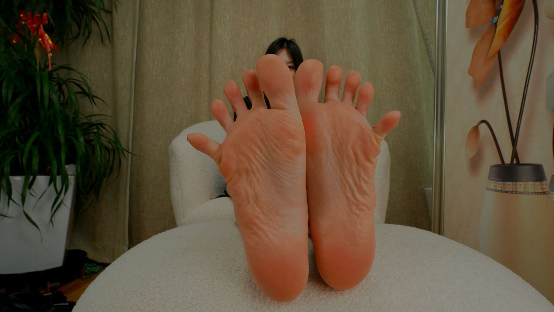 《[寄卖视频]A&F-七月展示了她性感灵活的脚》作品图