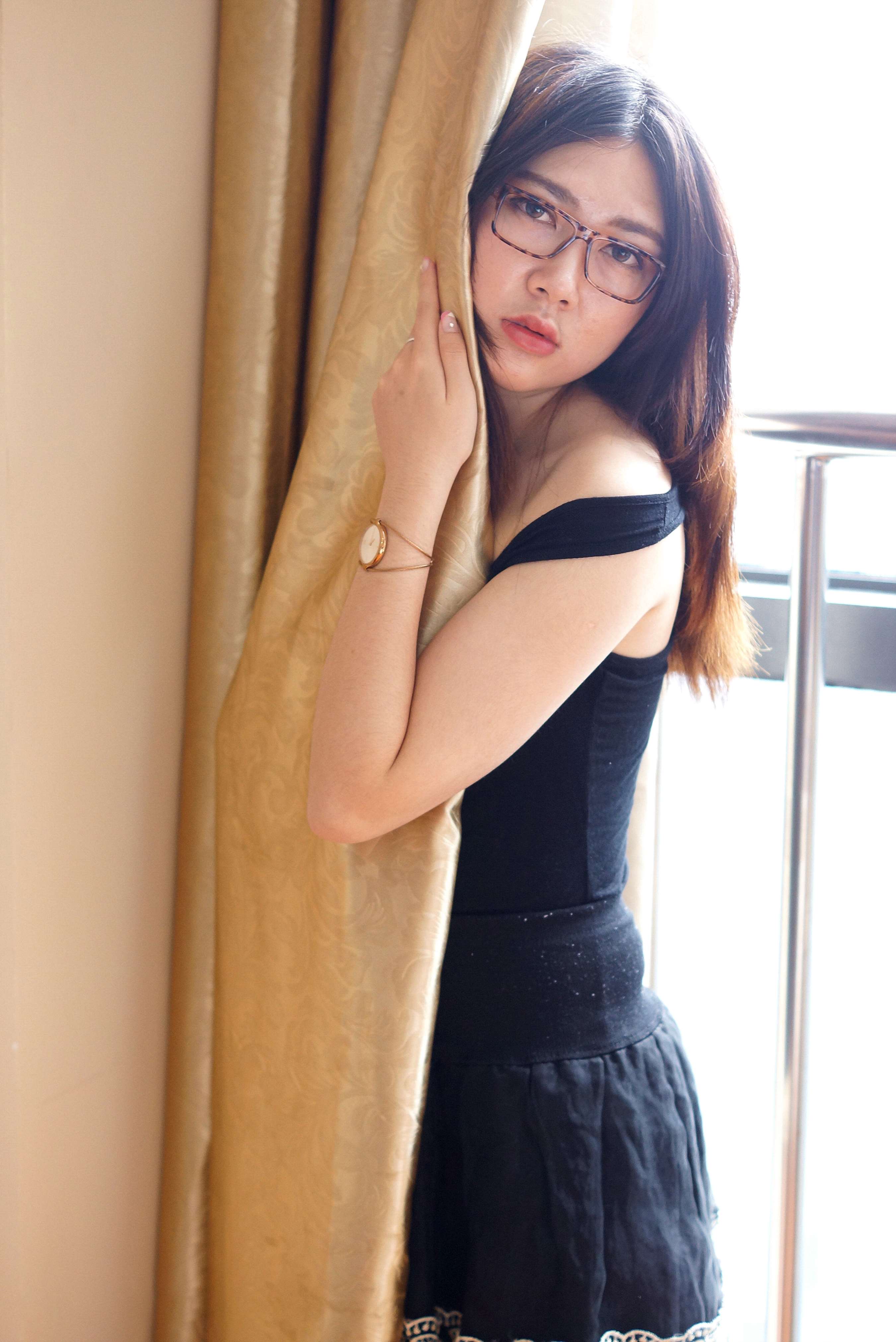 《混血妹子室内暖色鲜嫩裸足》作品图