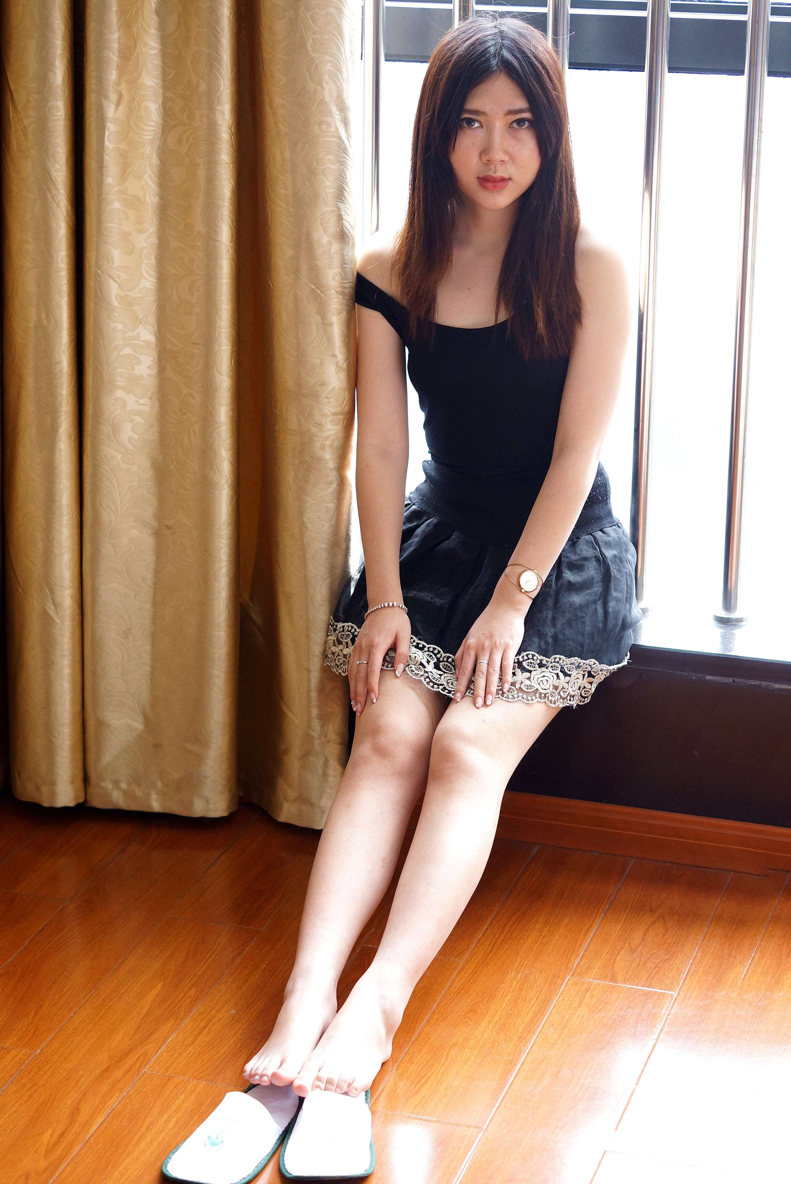 《混血妹子室内暖色鲜嫩裸足》作品图