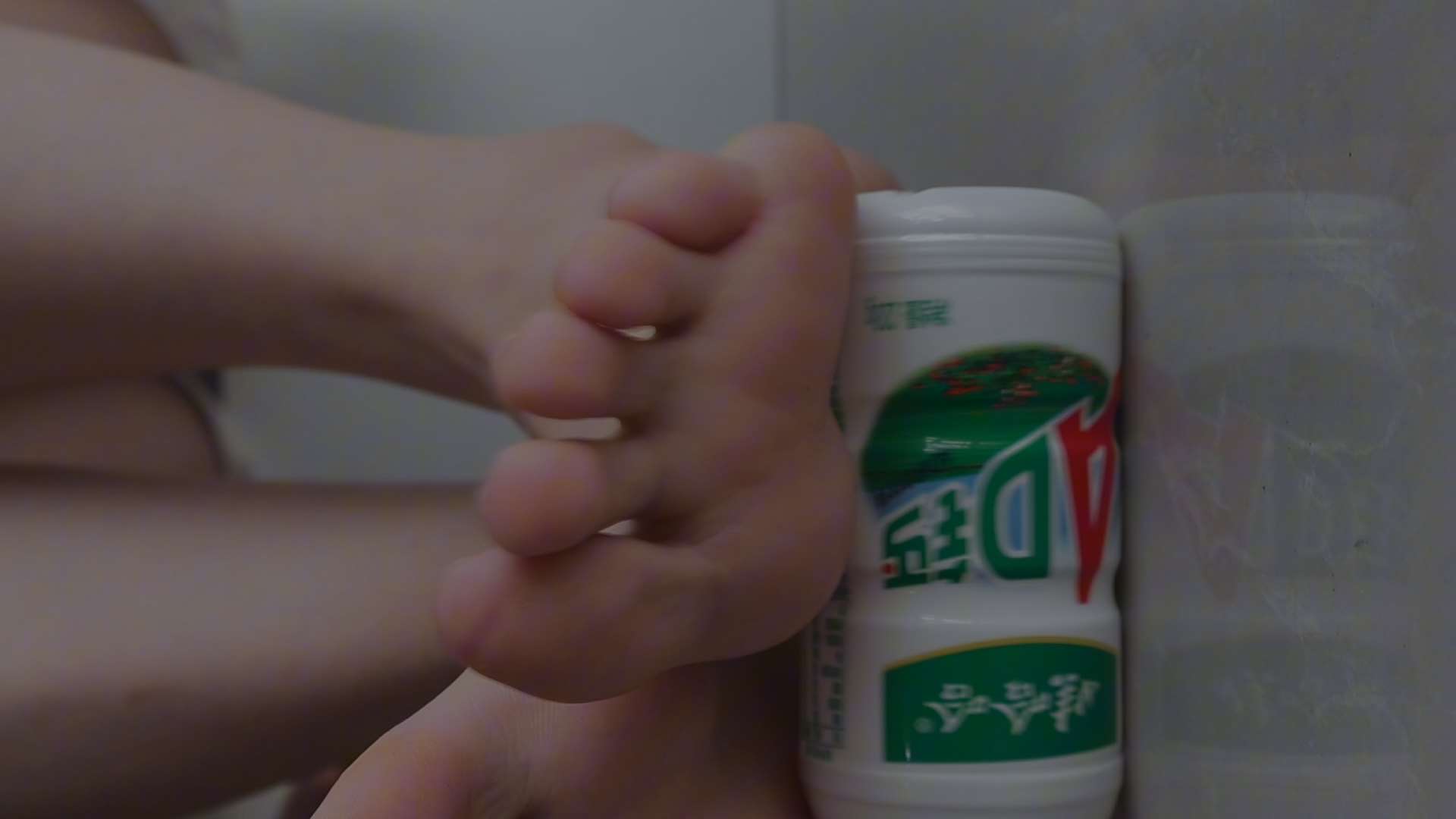 《[视频]可爱美女-小羊-裸足秀足3个视频》作品图