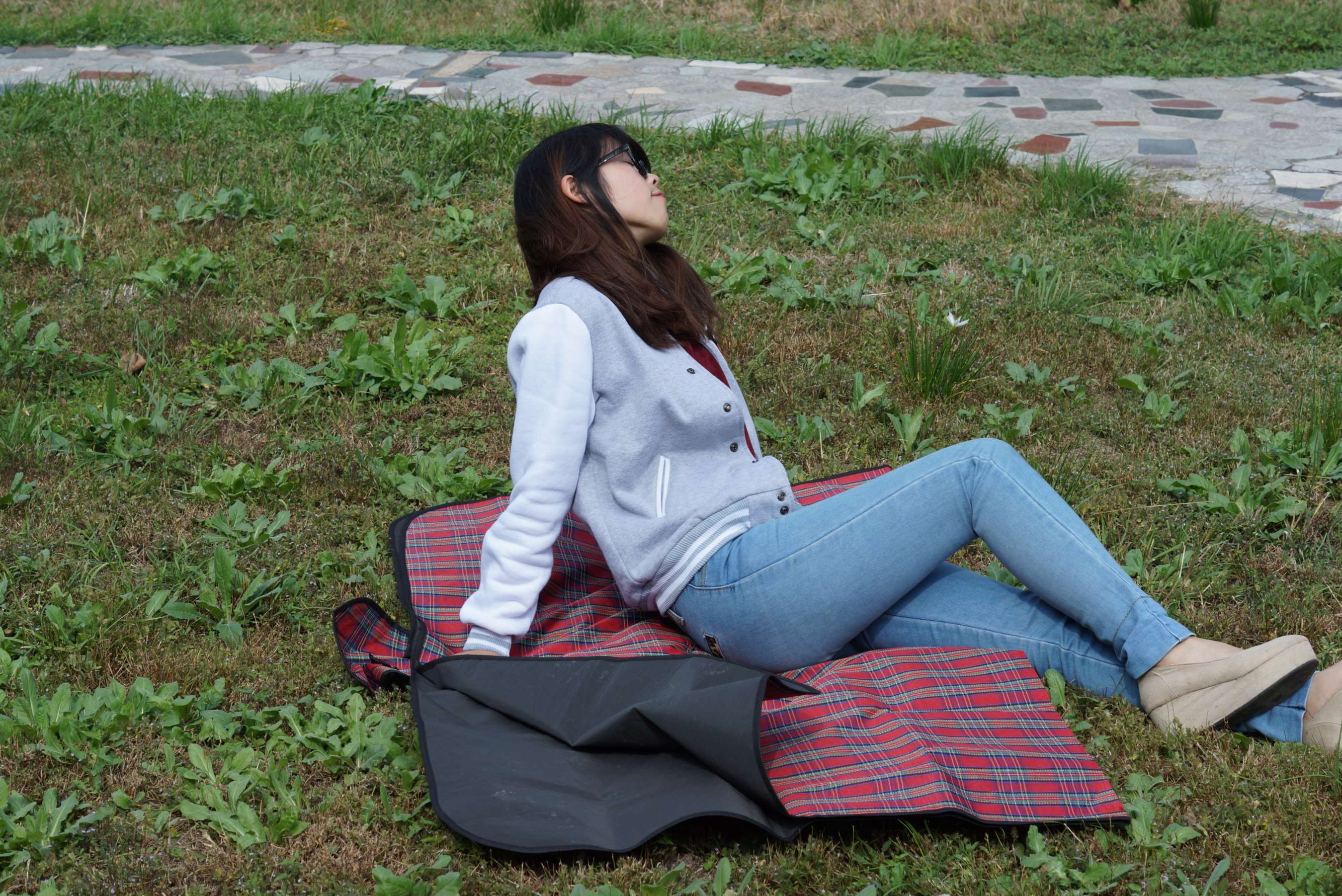 《大学生眼镜妹妹草地秀足》作品图