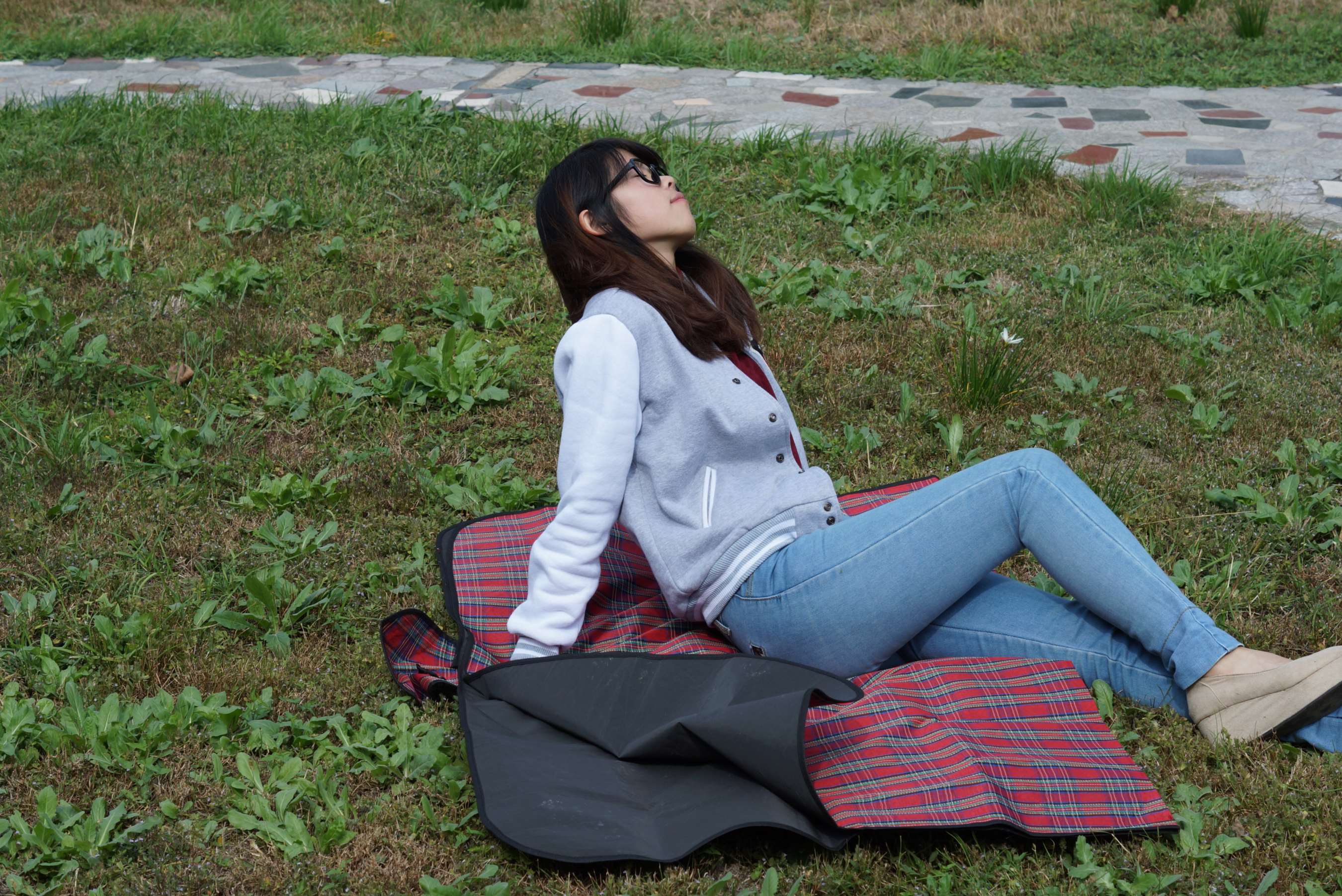 《大学生眼镜妹妹草地秀足》作品图