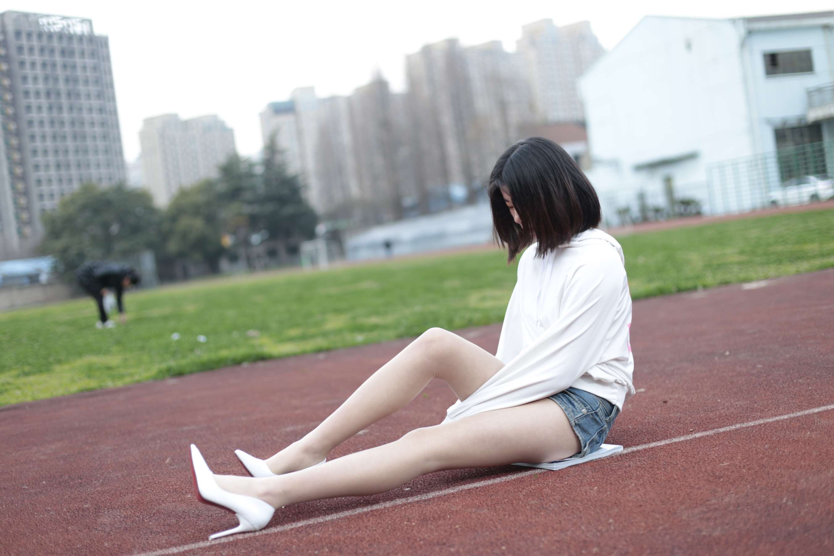 《穿过运动场的青春气息-猫璃》作品图