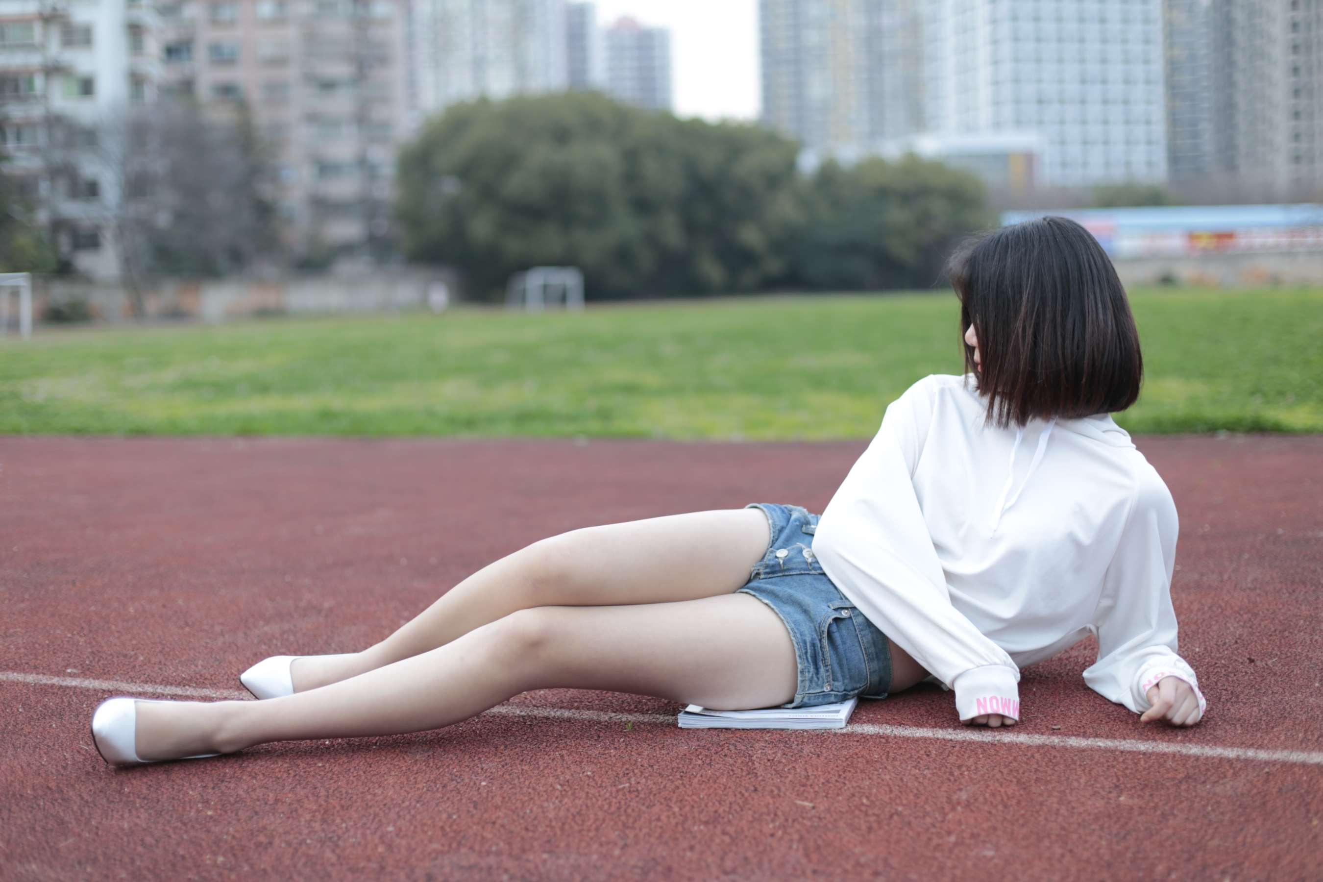 《穿过运动场的青春气息-猫璃》作品图