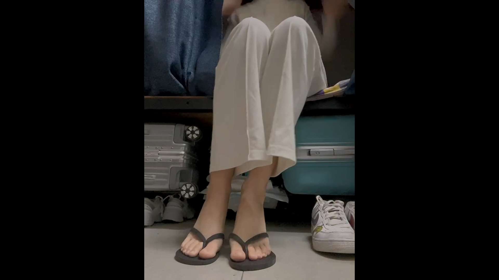 《[寄卖视频]美女大学生在宿舍展示嫩足34个视频》作品图