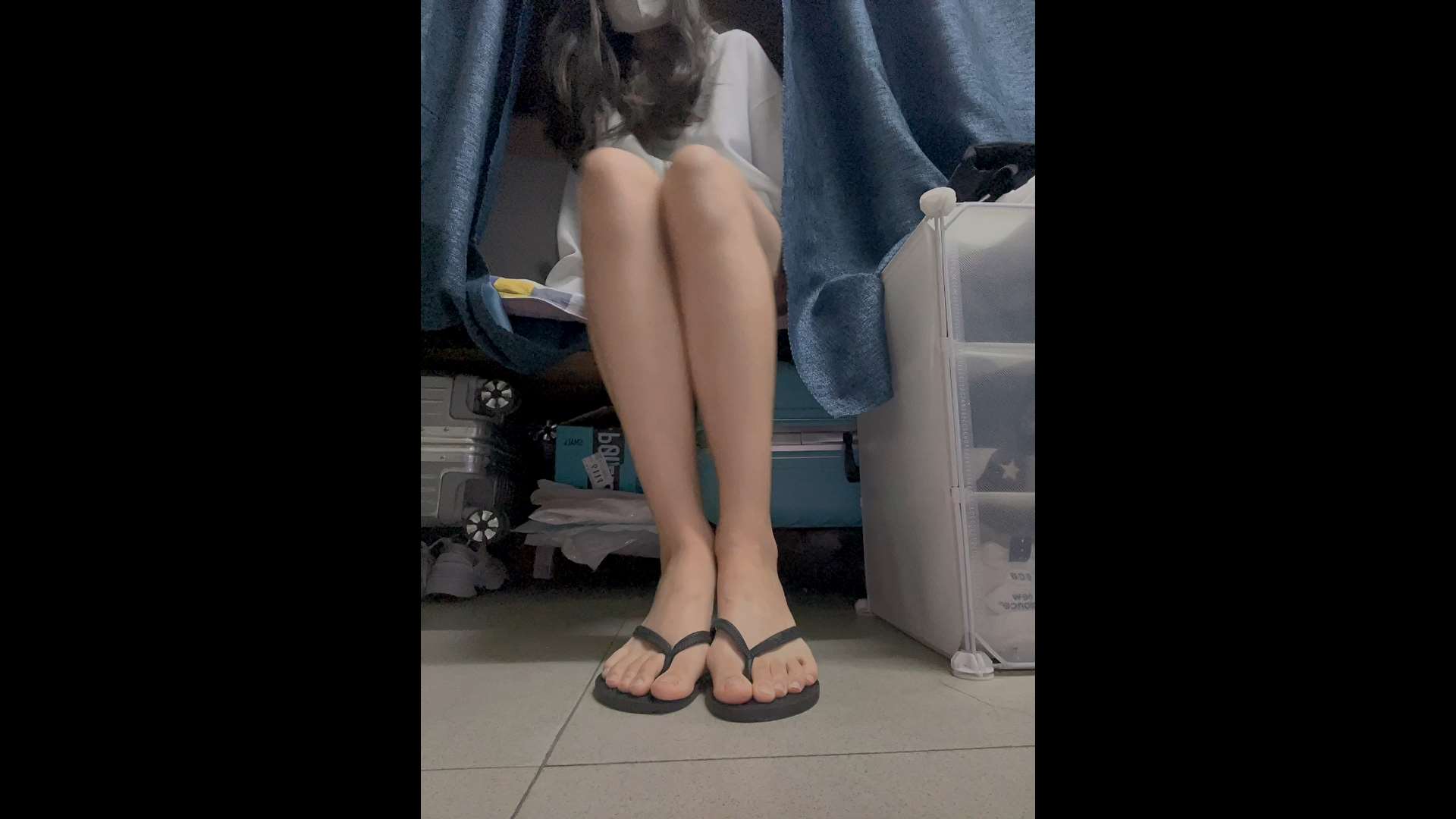 《[寄卖视频]美女大学生在宿舍展示嫩足34个视频》作品图