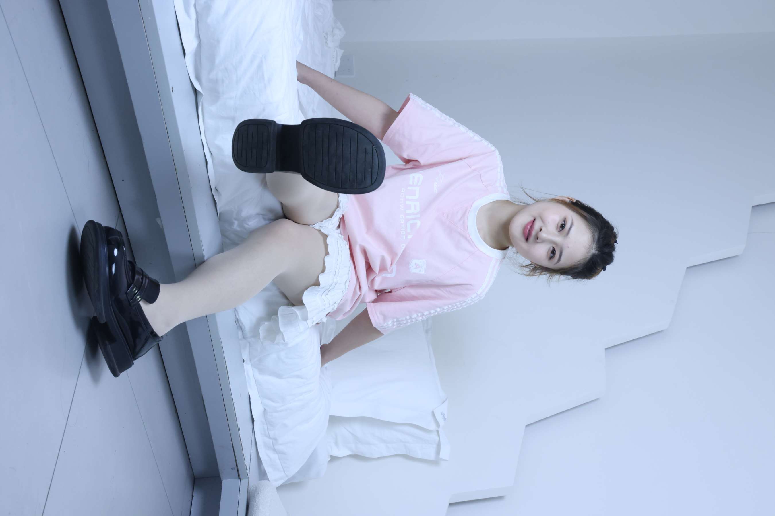 《露露 皮鞋の丝足》作品图