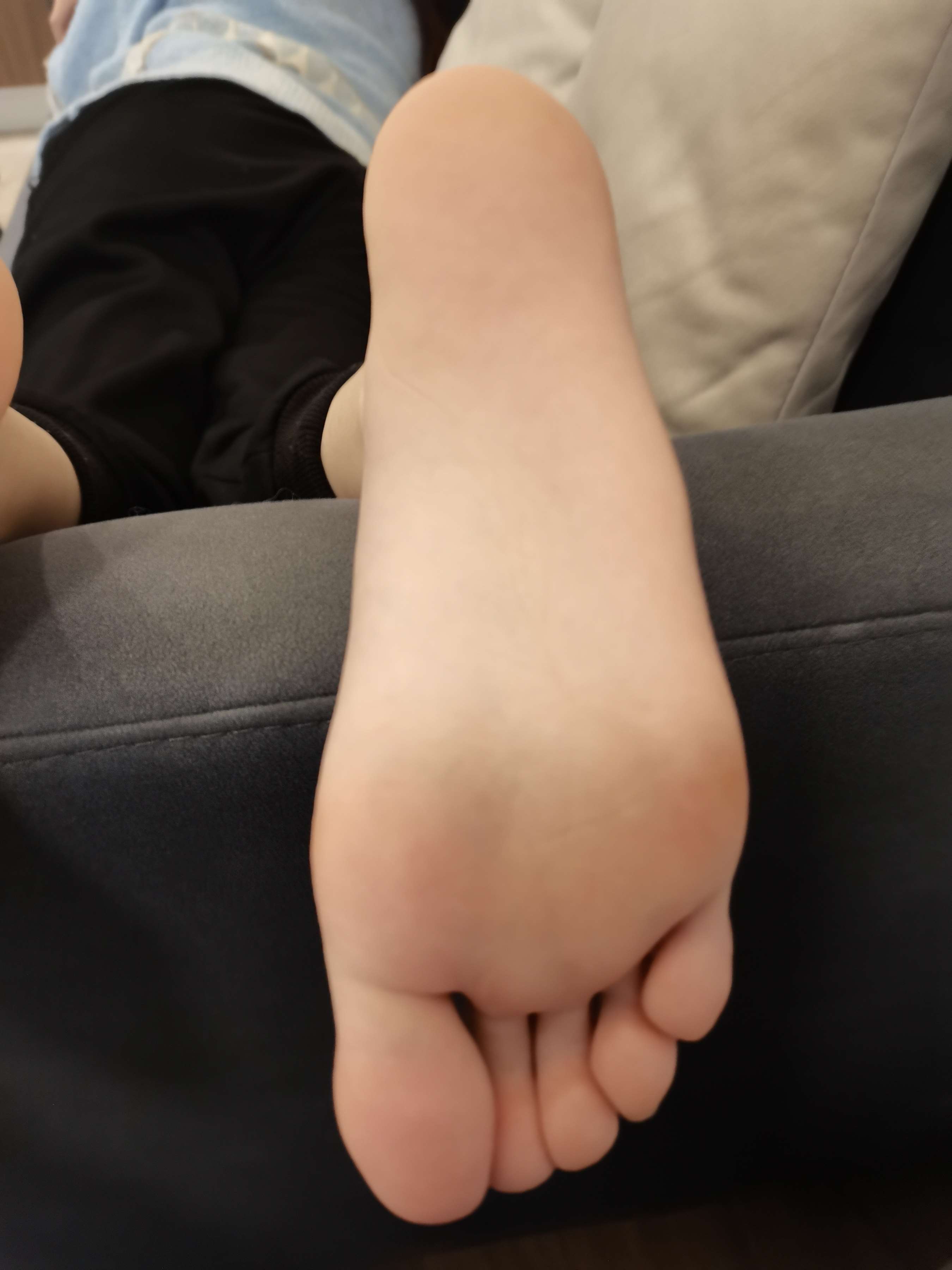 《少女干净白嫩脚丫》作品图