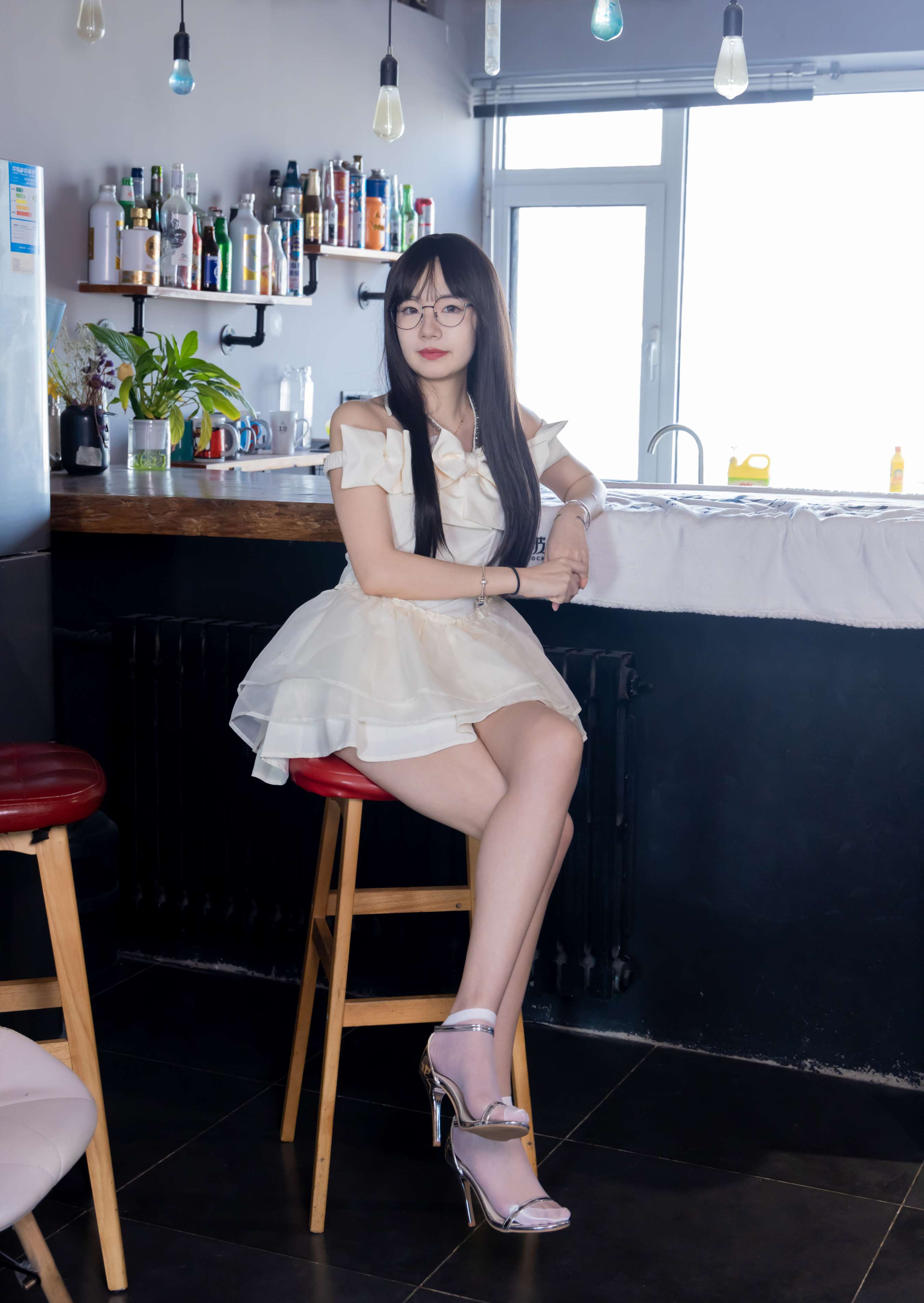 《小甜豆-高跟鞋の短白丝、赤足》作品图