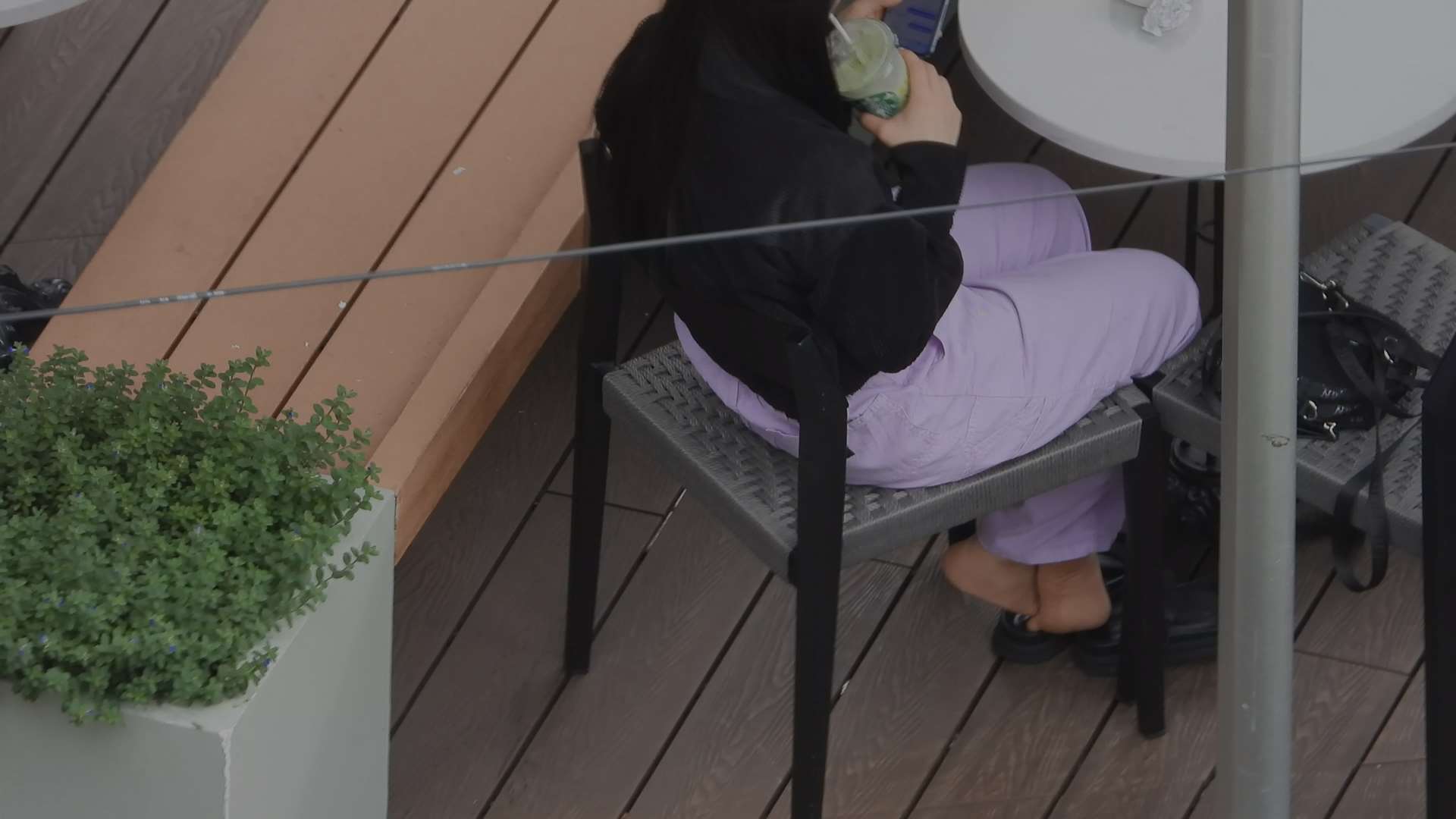 《[视频]街拍 学生妹 美足 裸足》作品图