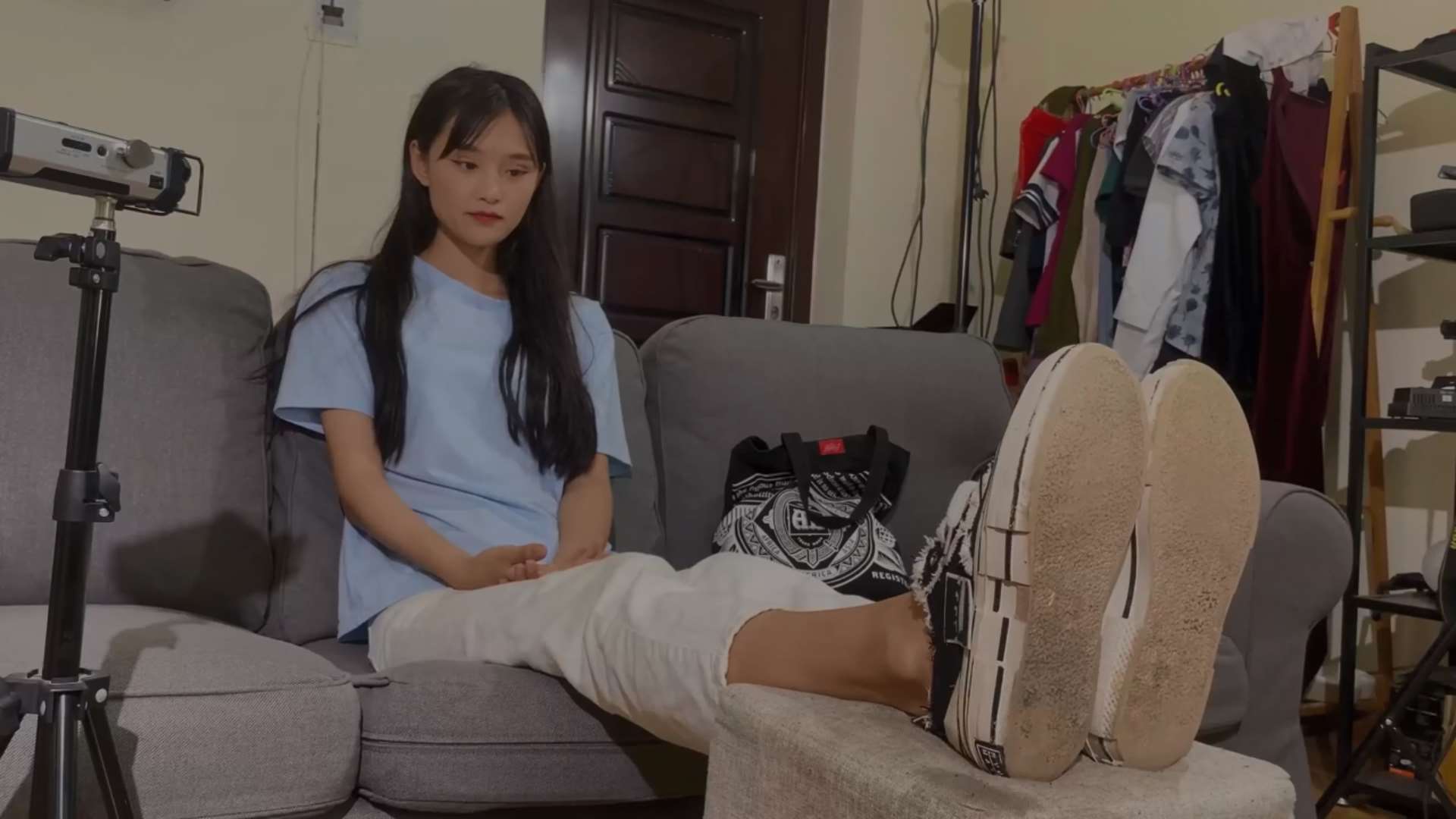 《[视频]约拍高颜值美女秀裸足》作品图