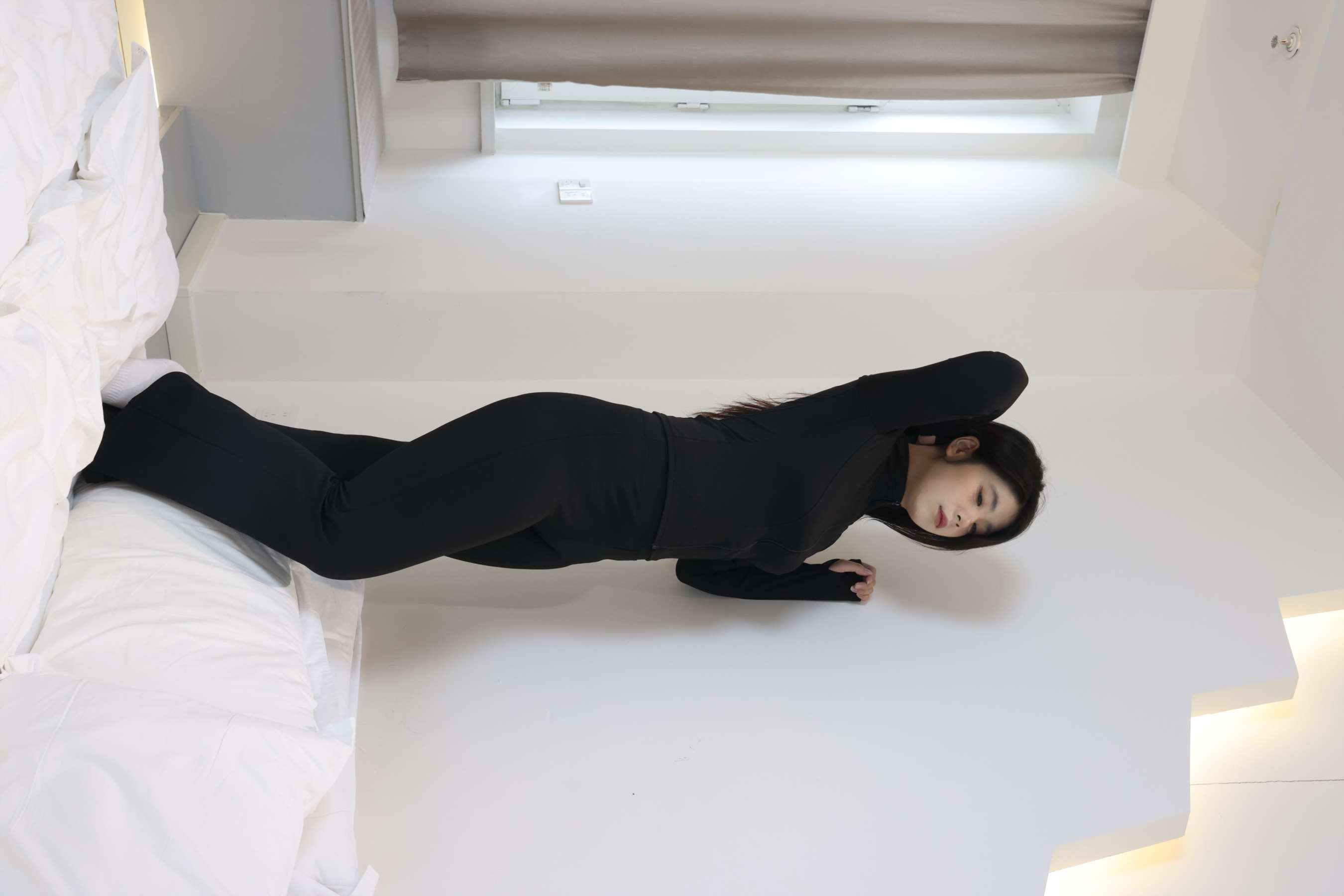 《苏欣 脱棉袜展嫩足》作品图