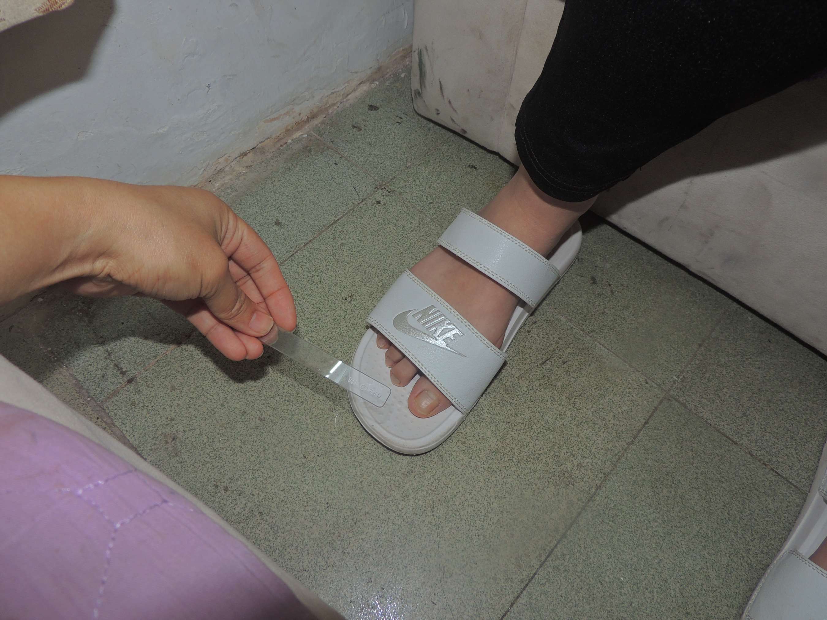 《一次把玩两位学生妹的脚》作品图