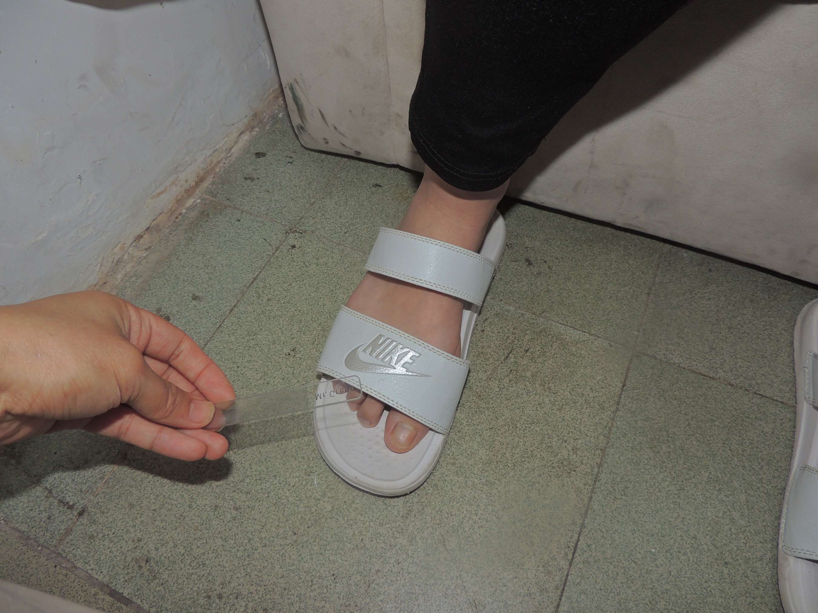 《一次把玩两位学生妹的脚》作品图