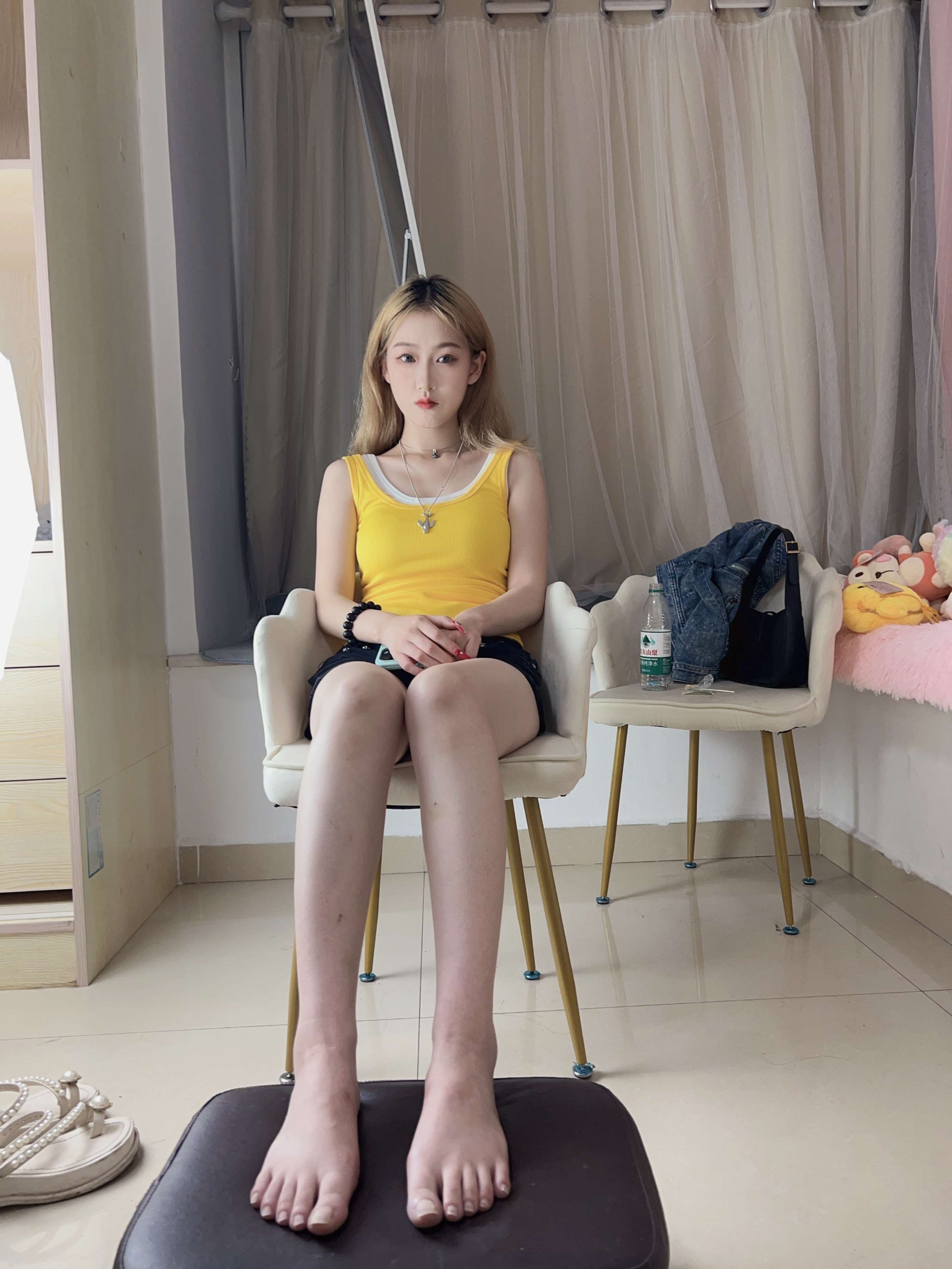 《三个少女的嫩足》作品图