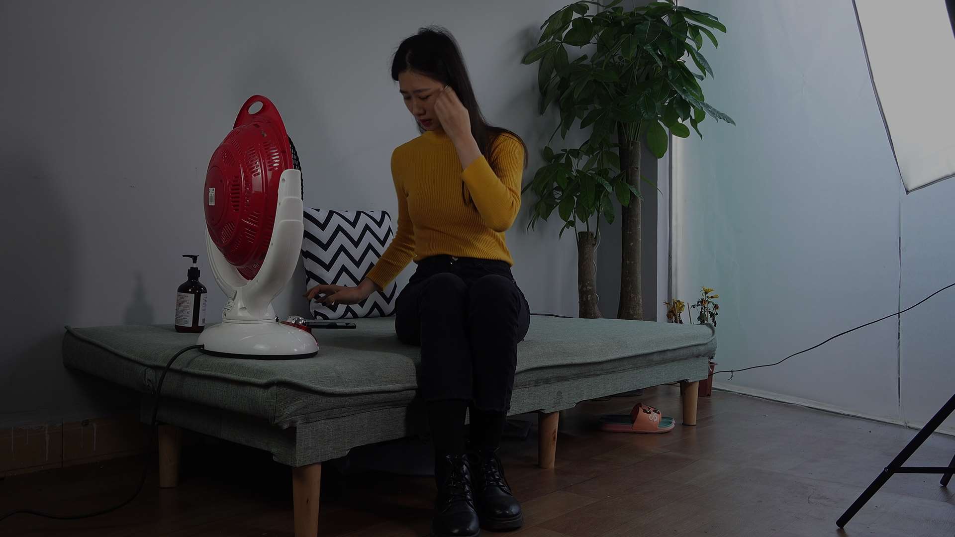 《[视频]小芳脱鞋脱袜精油搓脚，踩薯片》作品图