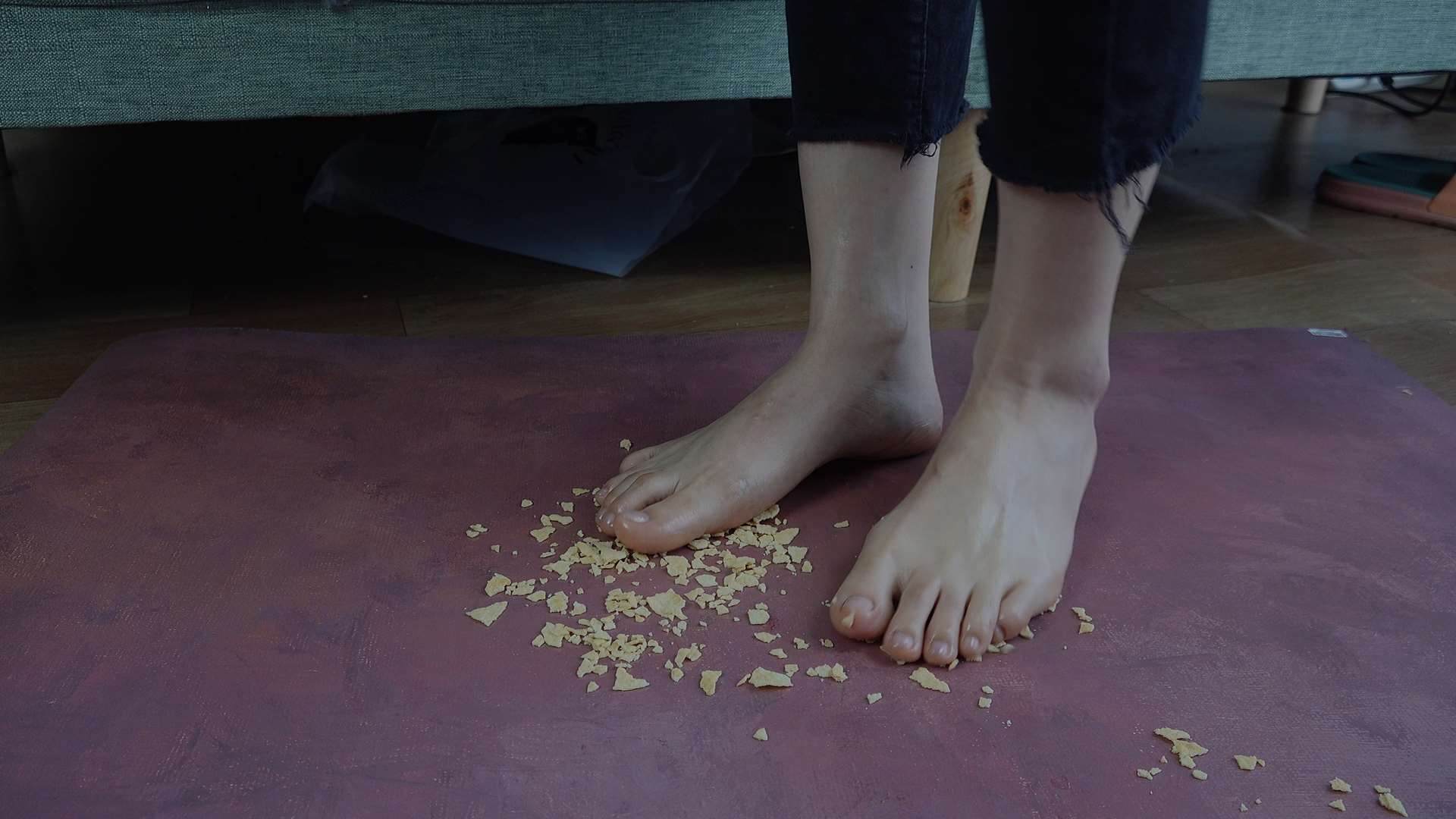 《[视频]小芳脱鞋脱袜精油搓脚，踩薯片》作品图