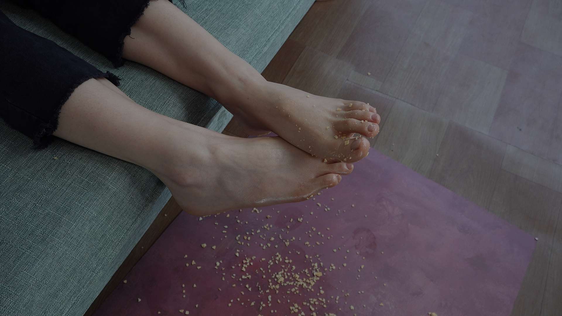 《[视频]小芳脱鞋脱袜精油搓脚，踩薯片》作品图