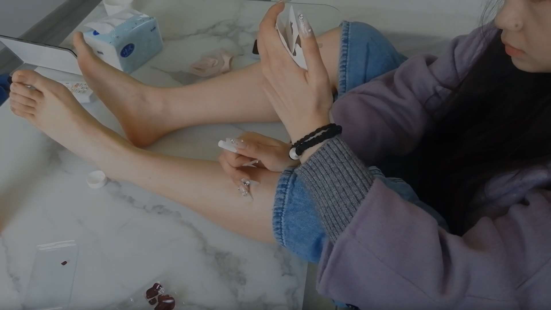 《[视频]短丝网袜少女的白嫩脚真香，足弓好美》作品图