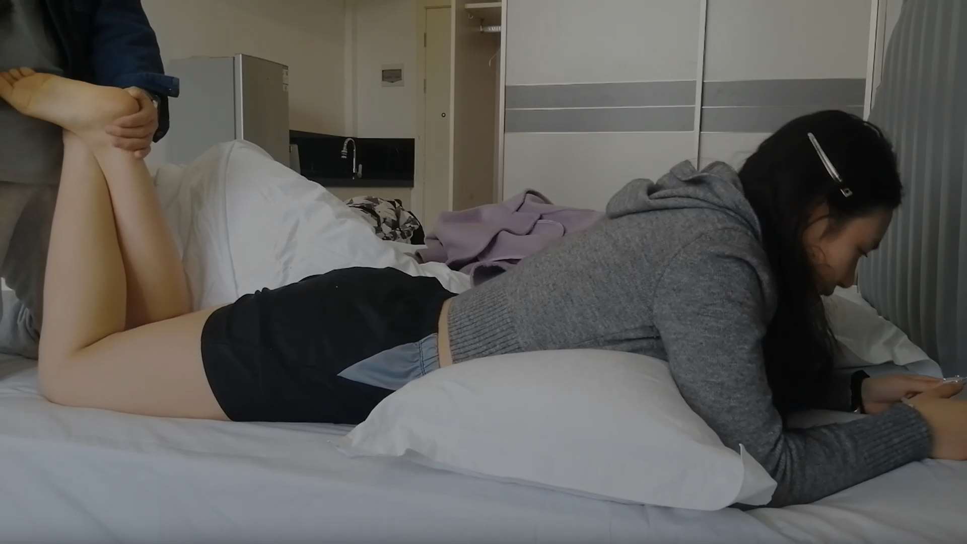 《[视频]短丝网袜少女的白嫩脚真香，足弓好美》作品图