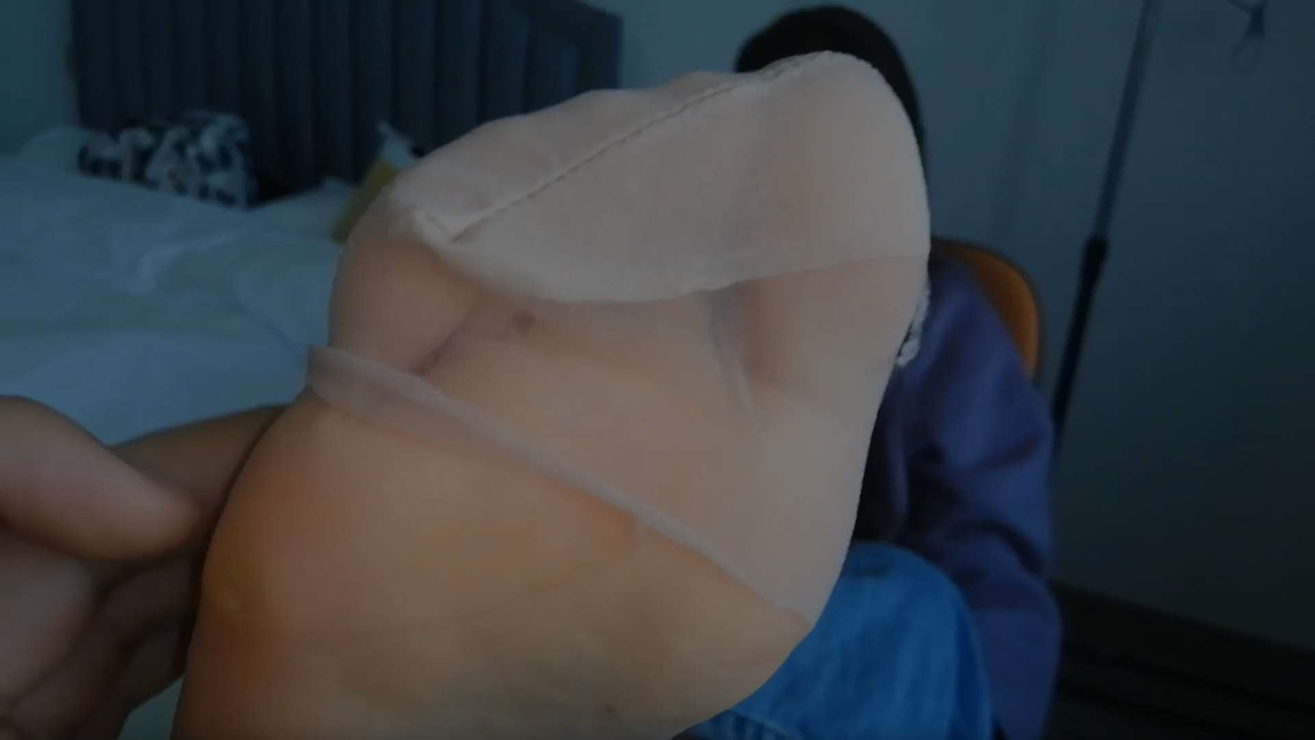 《[视频]短丝网袜少女的白嫩脚真香，足弓好美》作品图