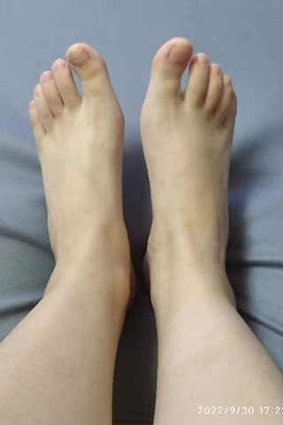 套路反差眼镜妹生活照露脸展示脚底身材