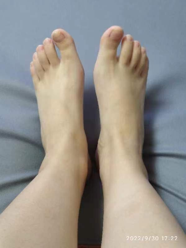 《套路反差眼镜妹生活照露脸展示脚底身材》作品图