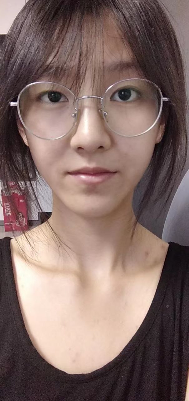 《套路反差眼镜妹生活照露脸展示脚底身材》作品图