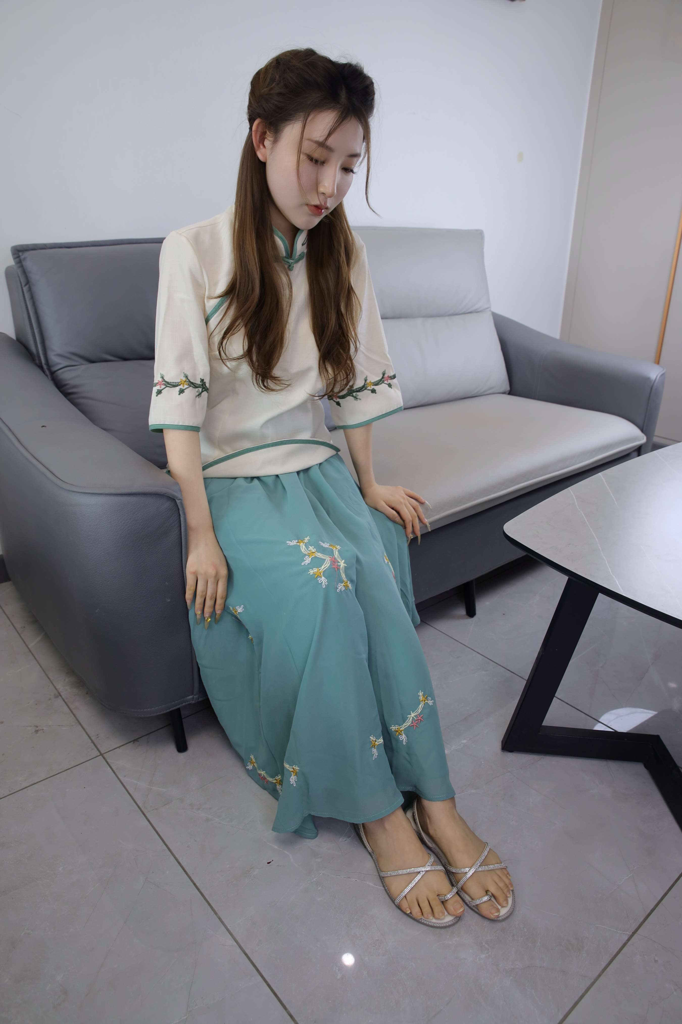 《婷婷 汉服凉拖の嫩足》作品图