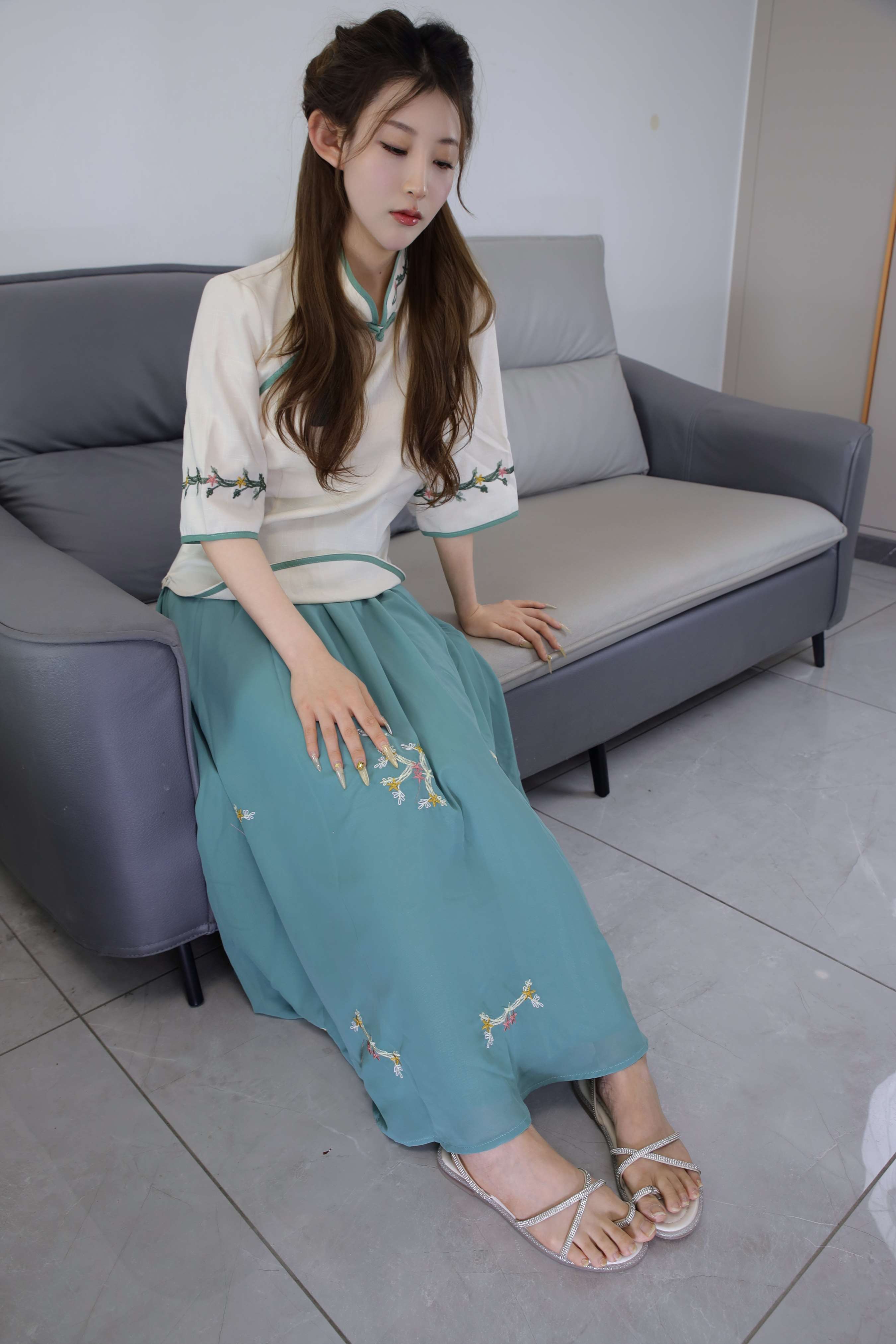 《婷婷 汉服凉拖の嫩足》作品图