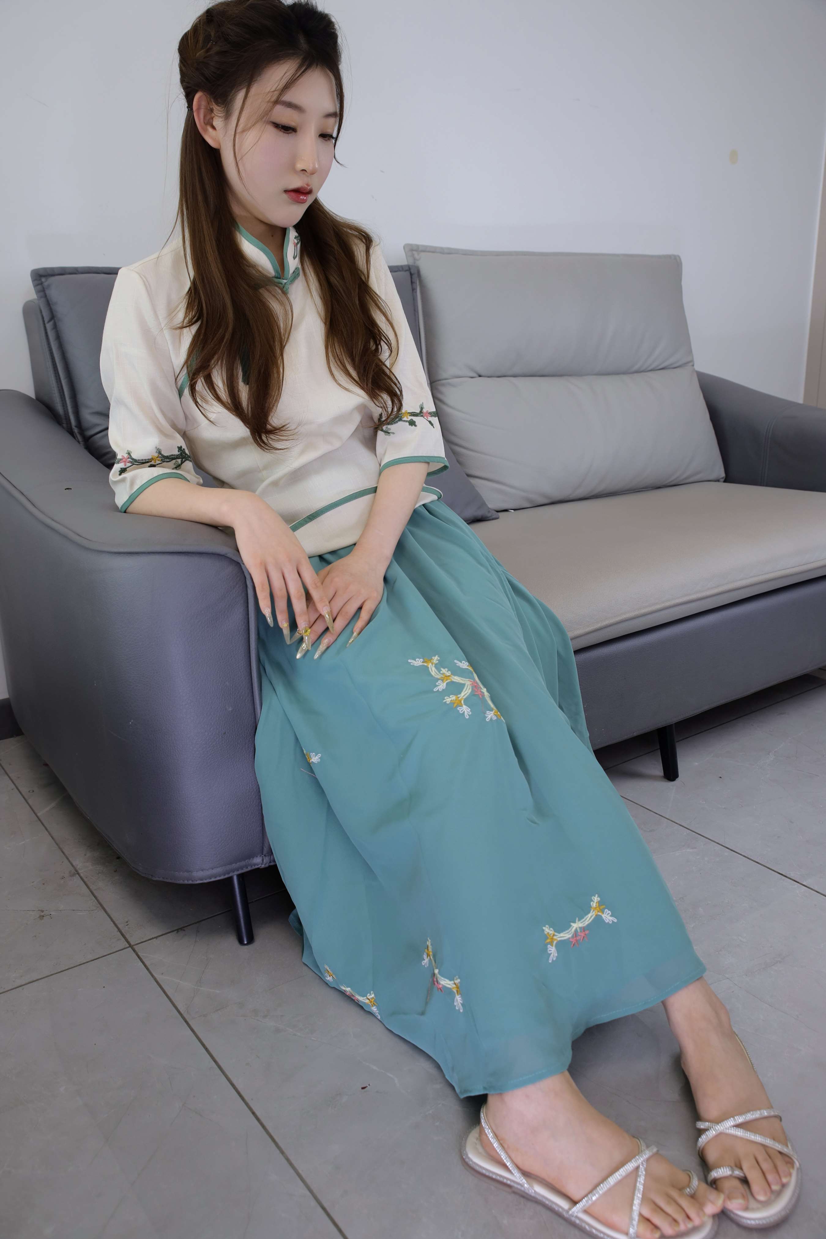 《婷婷 汉服凉拖の嫩足》作品图